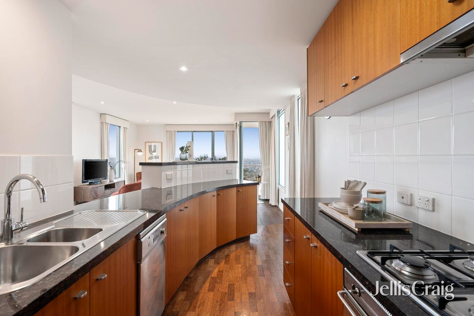 5005/2 Sovereign Point Court, Doncaster image 5