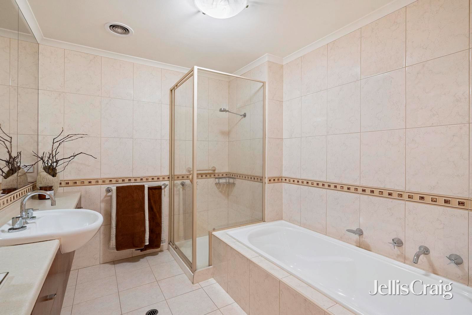 5005/2 Sovereign Point Court, Doncaster image 9