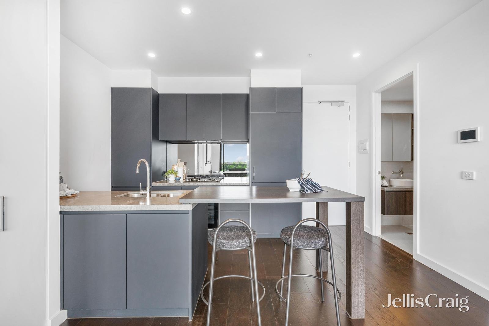 509/160 Whitehorse Road, Blackburn image 2