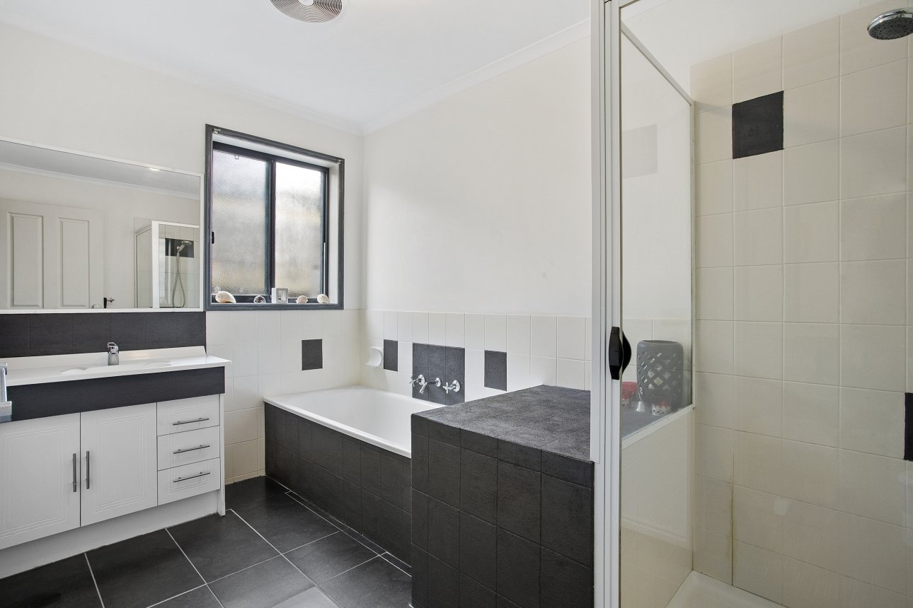 51 Paramount Crescent, St Albans Park image 4