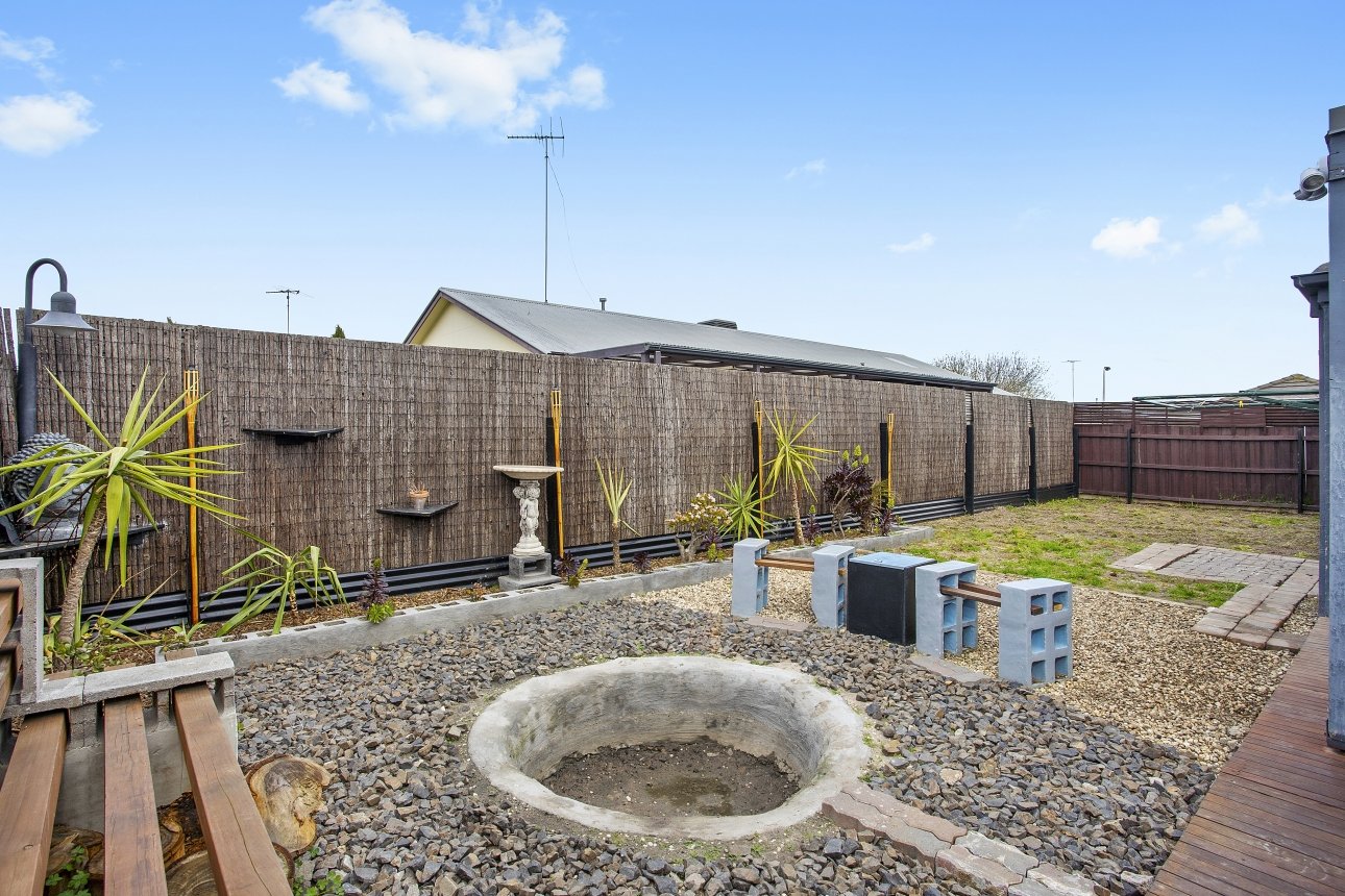 51 Paramount Crescent, St Albans Park image 6