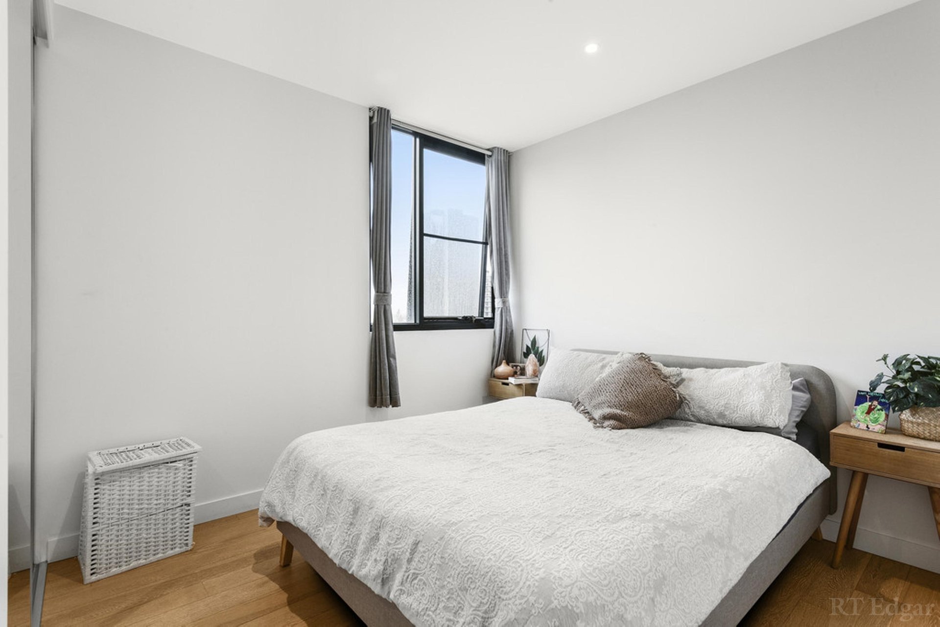 Property Gallery Thumbnail 6