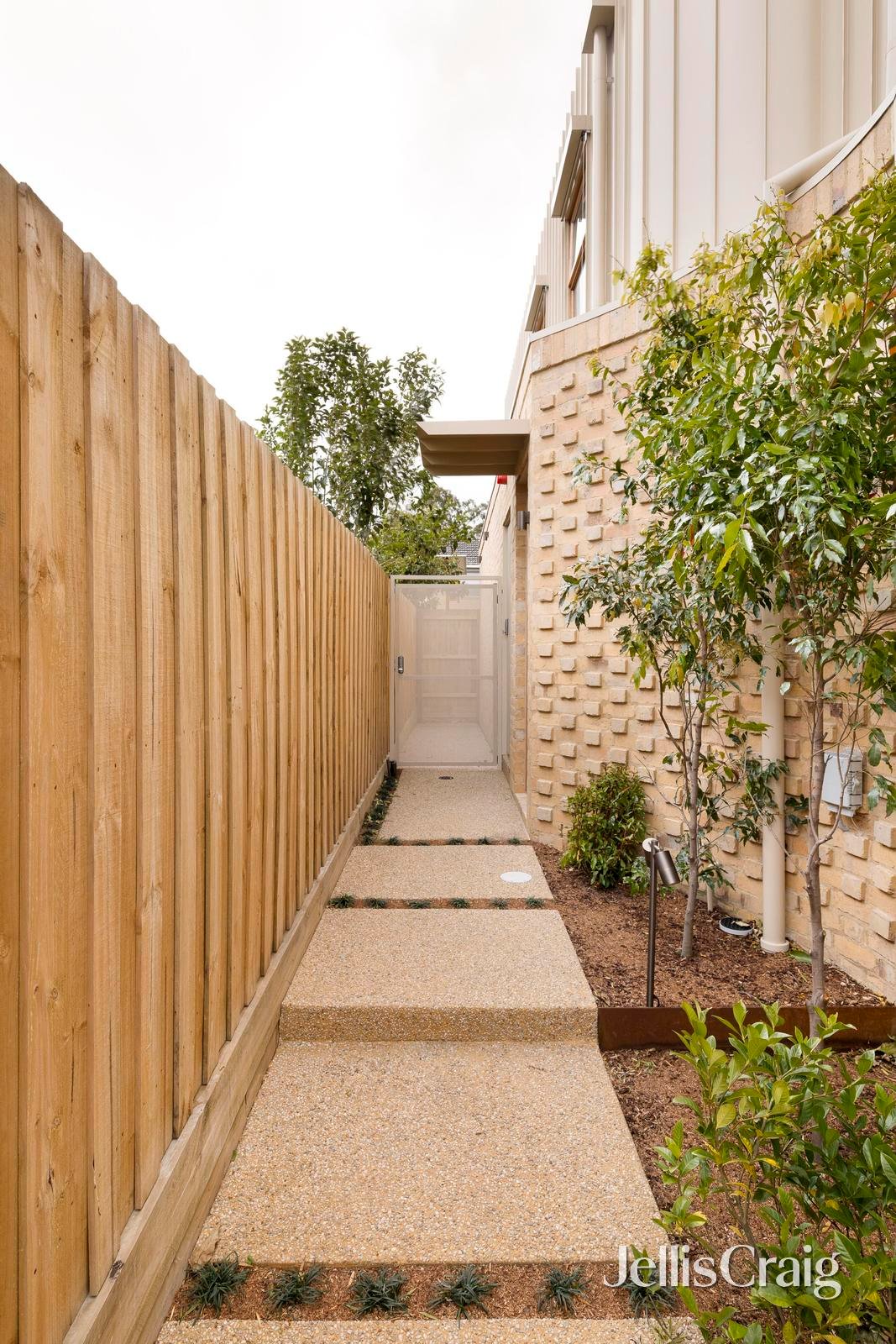 5/11 Pender Street, Thornbury image 2