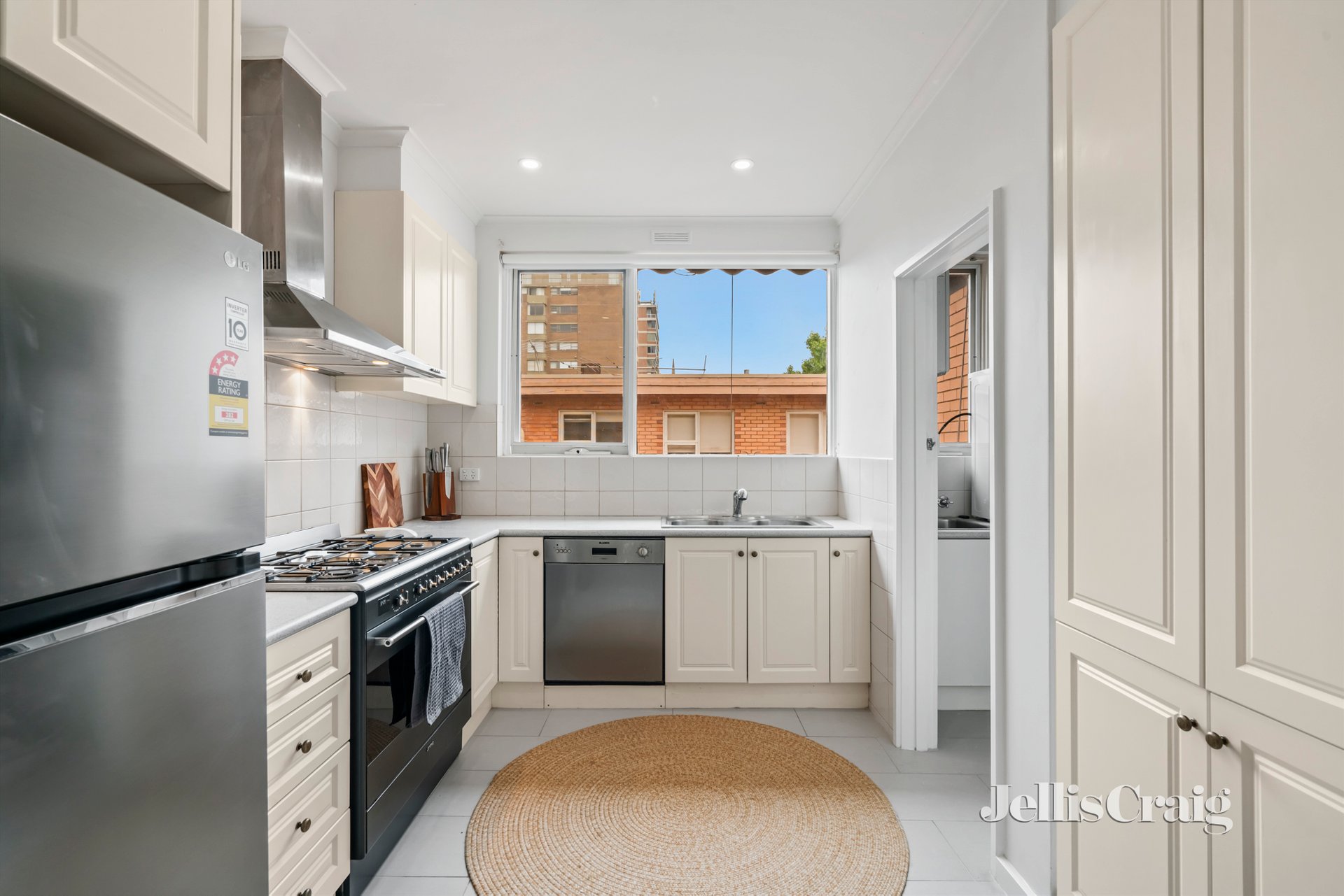 5/11 Woorigoleen Road, Toorak image 3