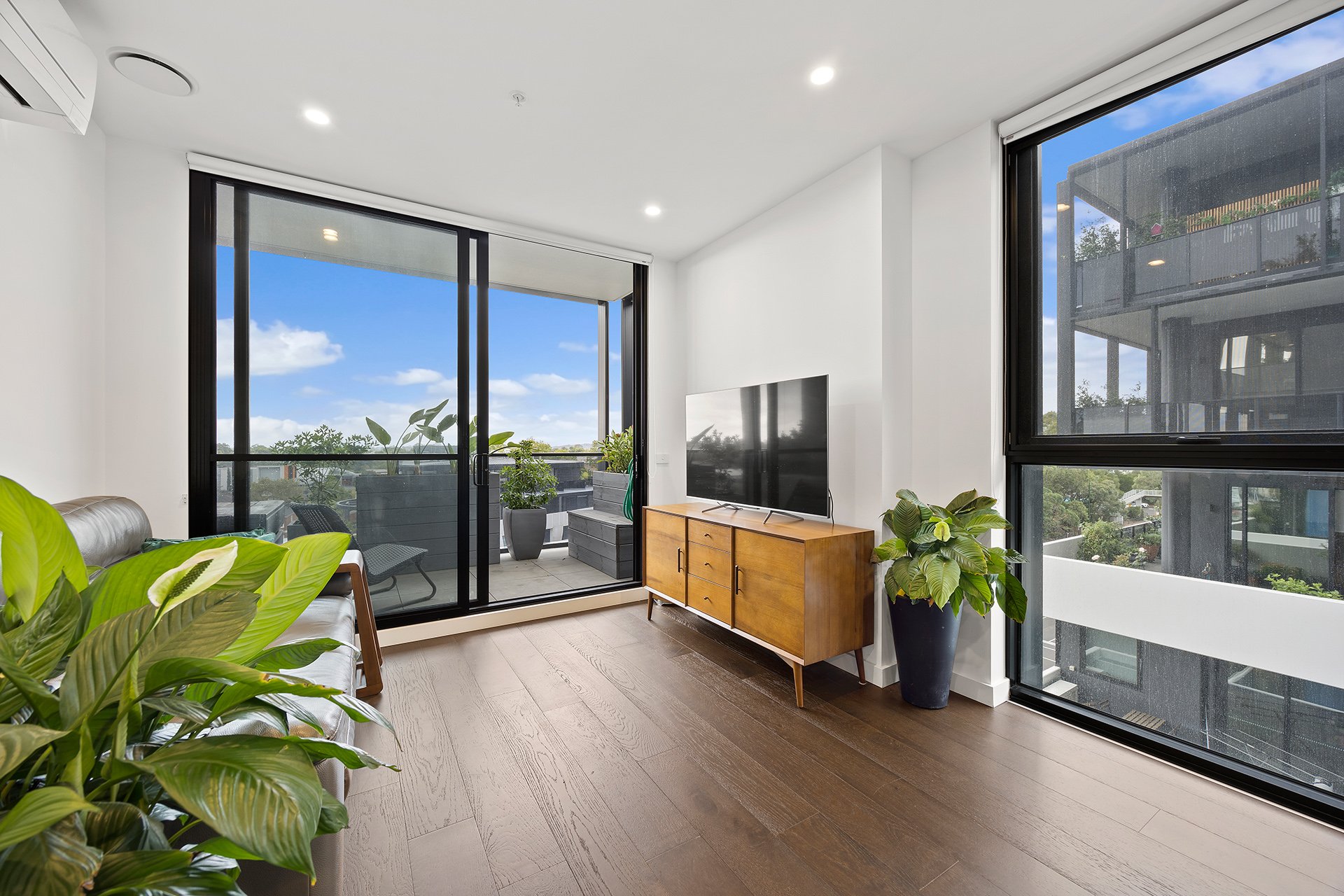 511/160 Whitehorse Road, Blackburn image 4