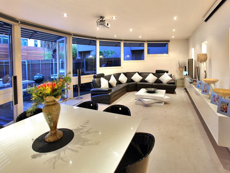 51/15 Beach Street, Port Melbourne image 1