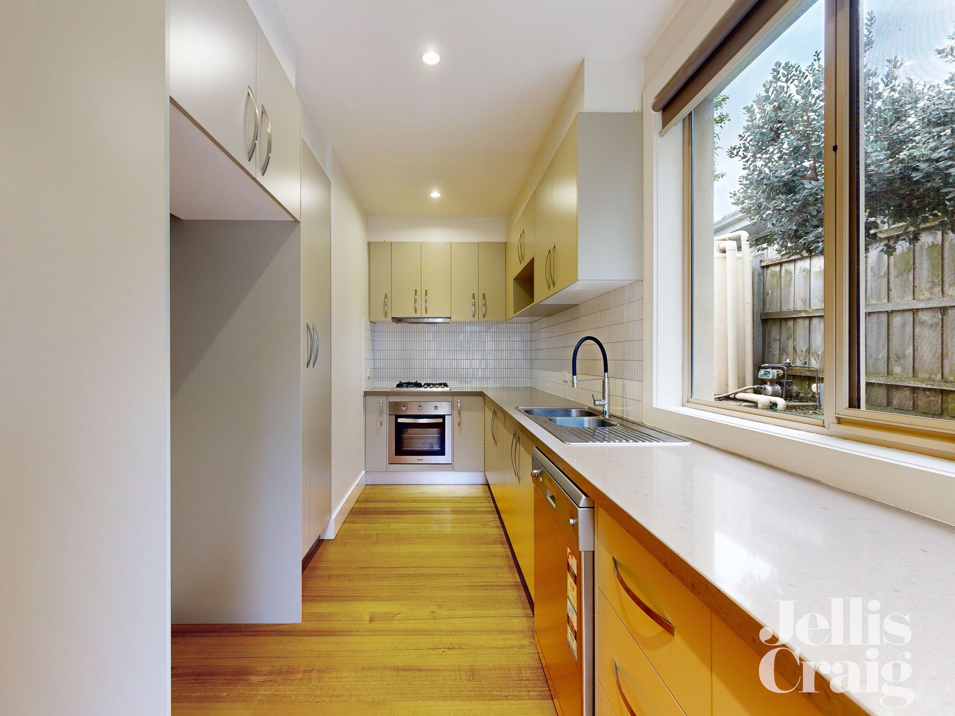 5/16 Lind Street, Strathmore image 2
