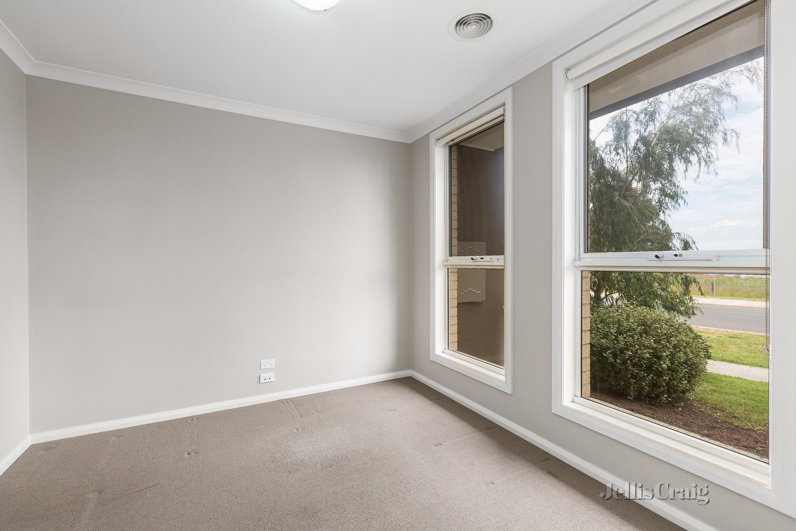 52 Featherbrook Drive, Point Cook image 4