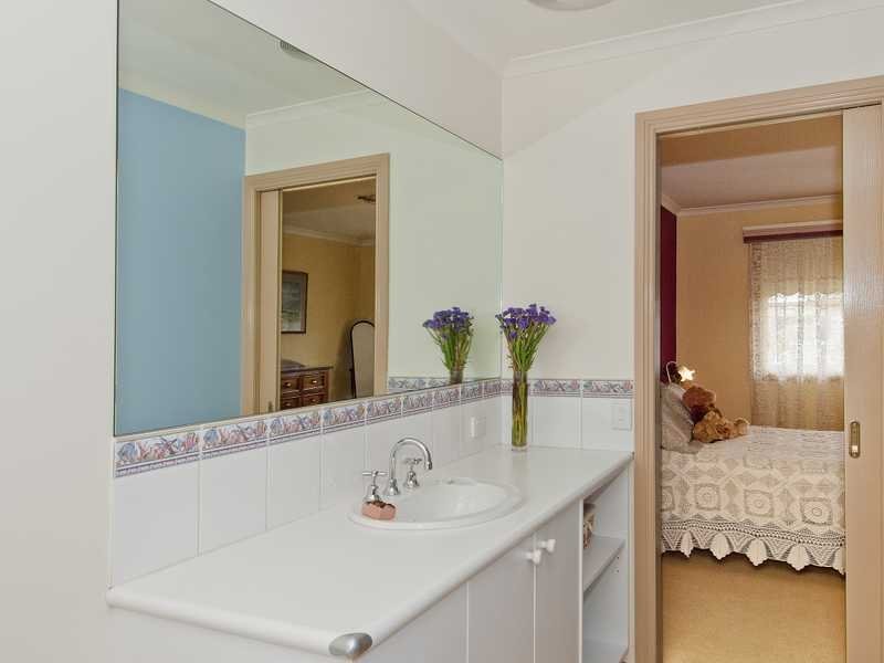 52 Meadenhall Drive, St Albans Park image 6
