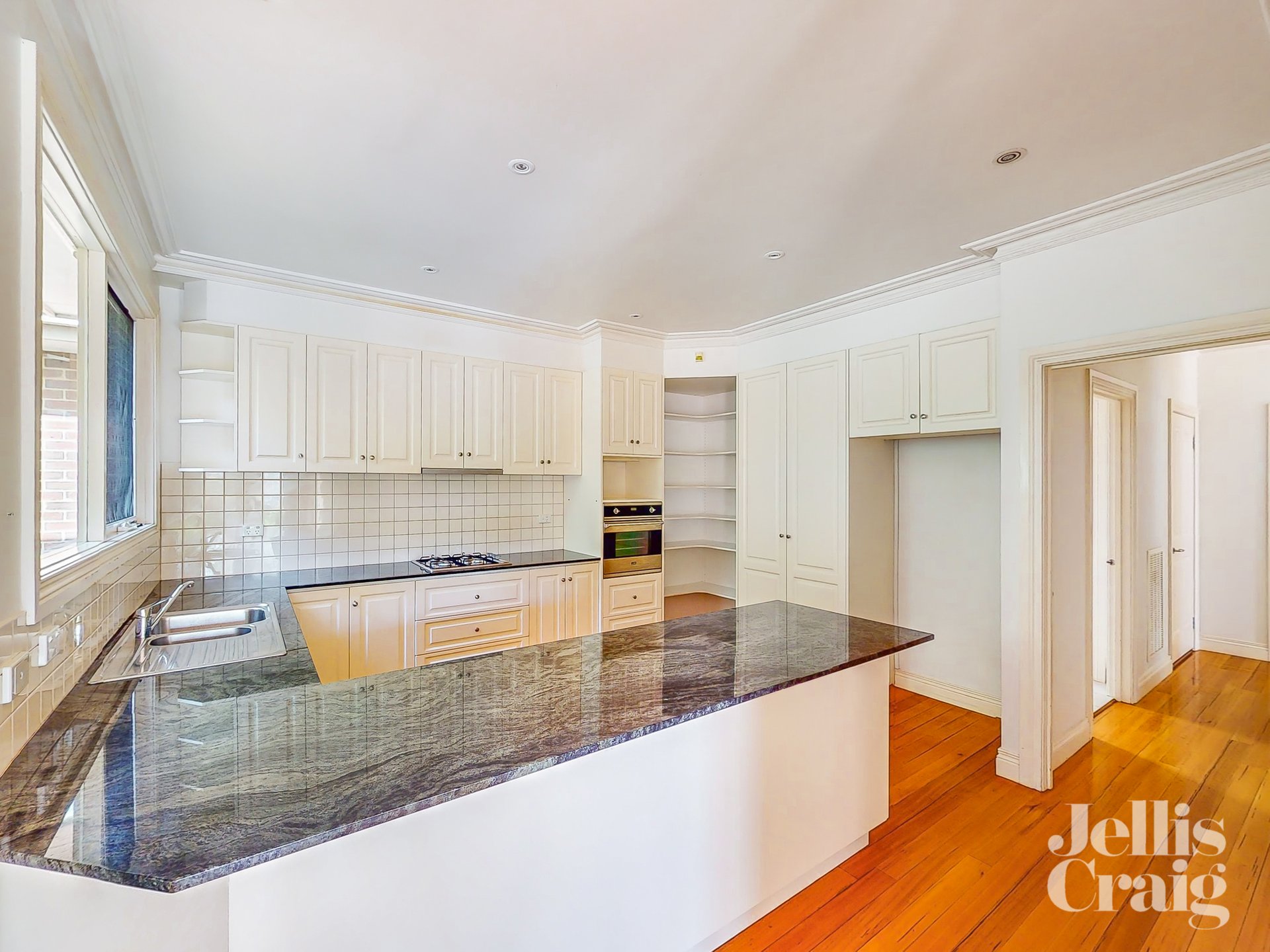 52 Yongala Street, Balwyn image 5