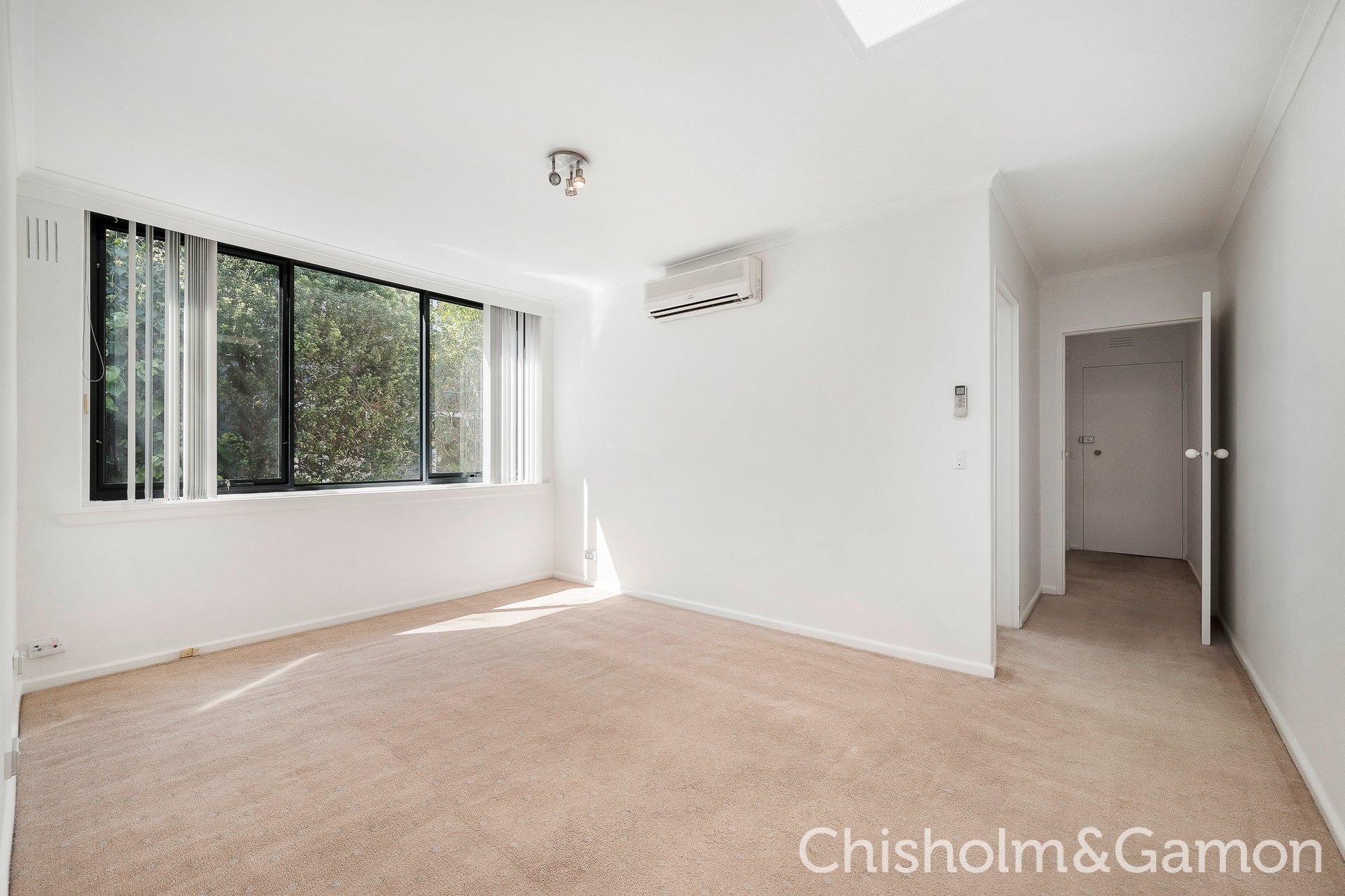 5/28 Pine Avenue, Elwood image 2