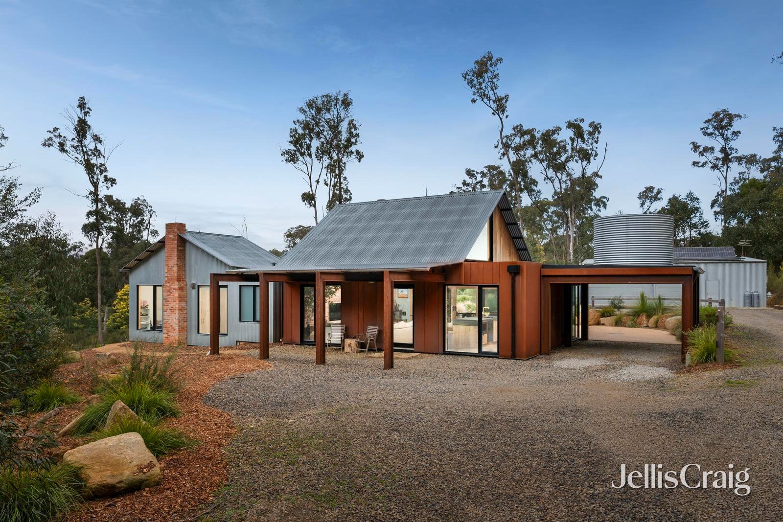 53 Banksia Court, Castella image 1