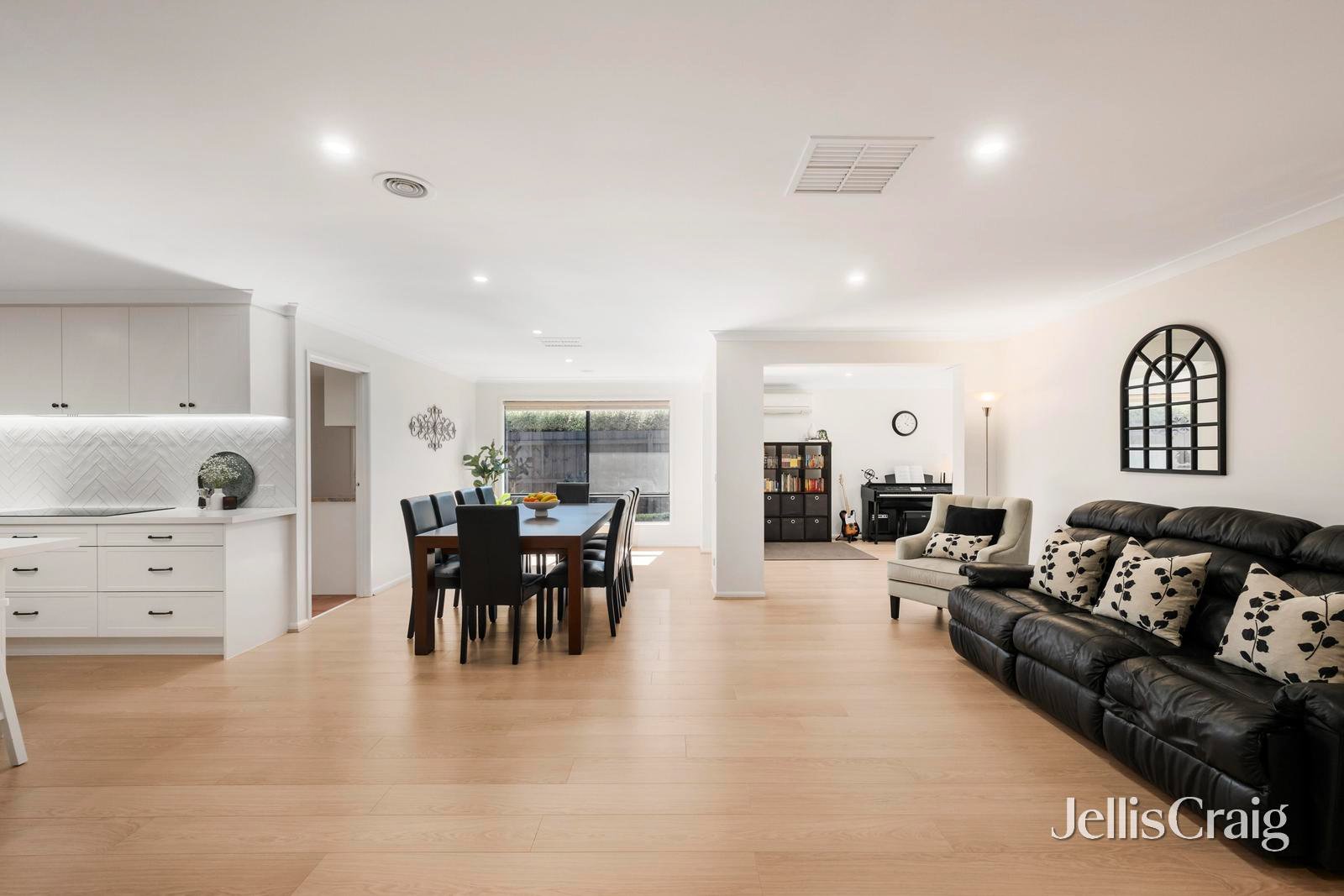 53 Larbert Road, Mooroolbark image 11