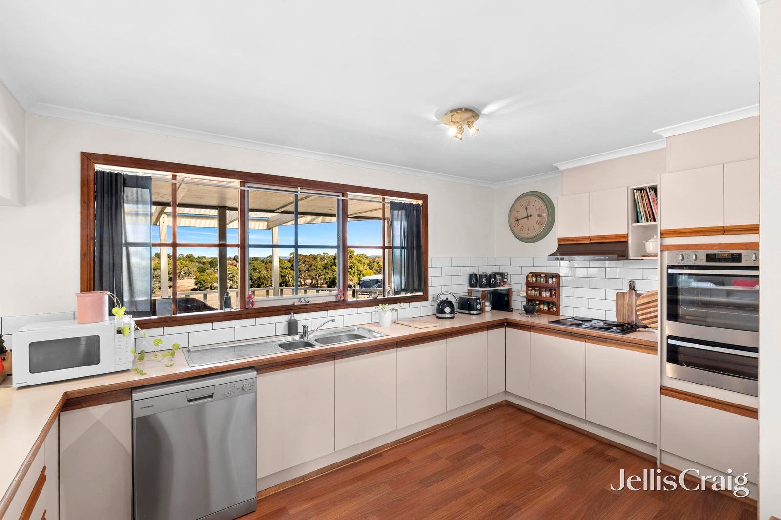 53 Westview Court, Kyneton image 2