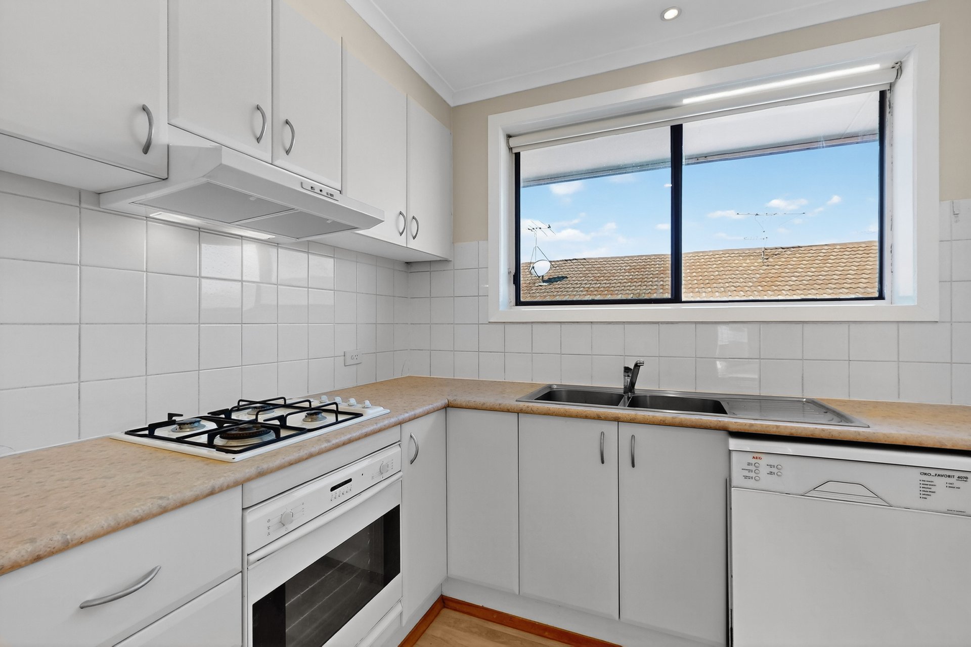 5/4 Balmoral Street, Essendon image 2