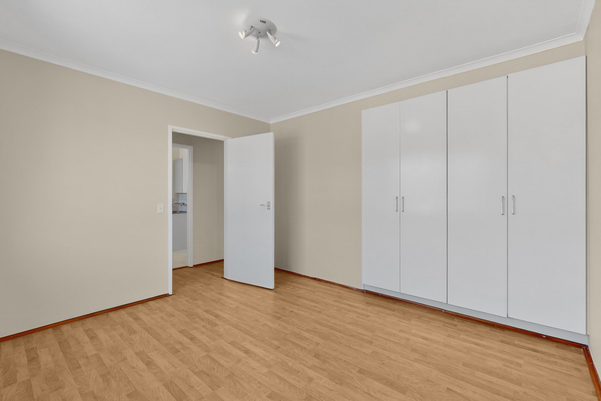 5/4 Balmoral Street, Essendon image 9