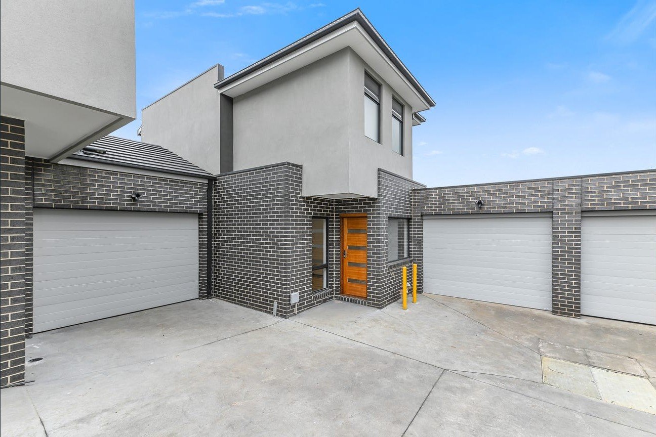 5/4 Hillside Street, Springvale image 1