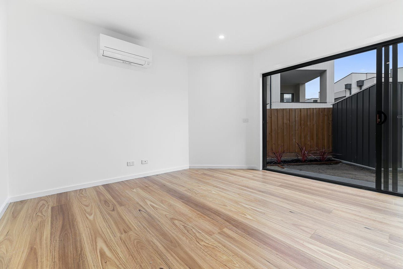 5/4 Hillside Street, Springvale image 2