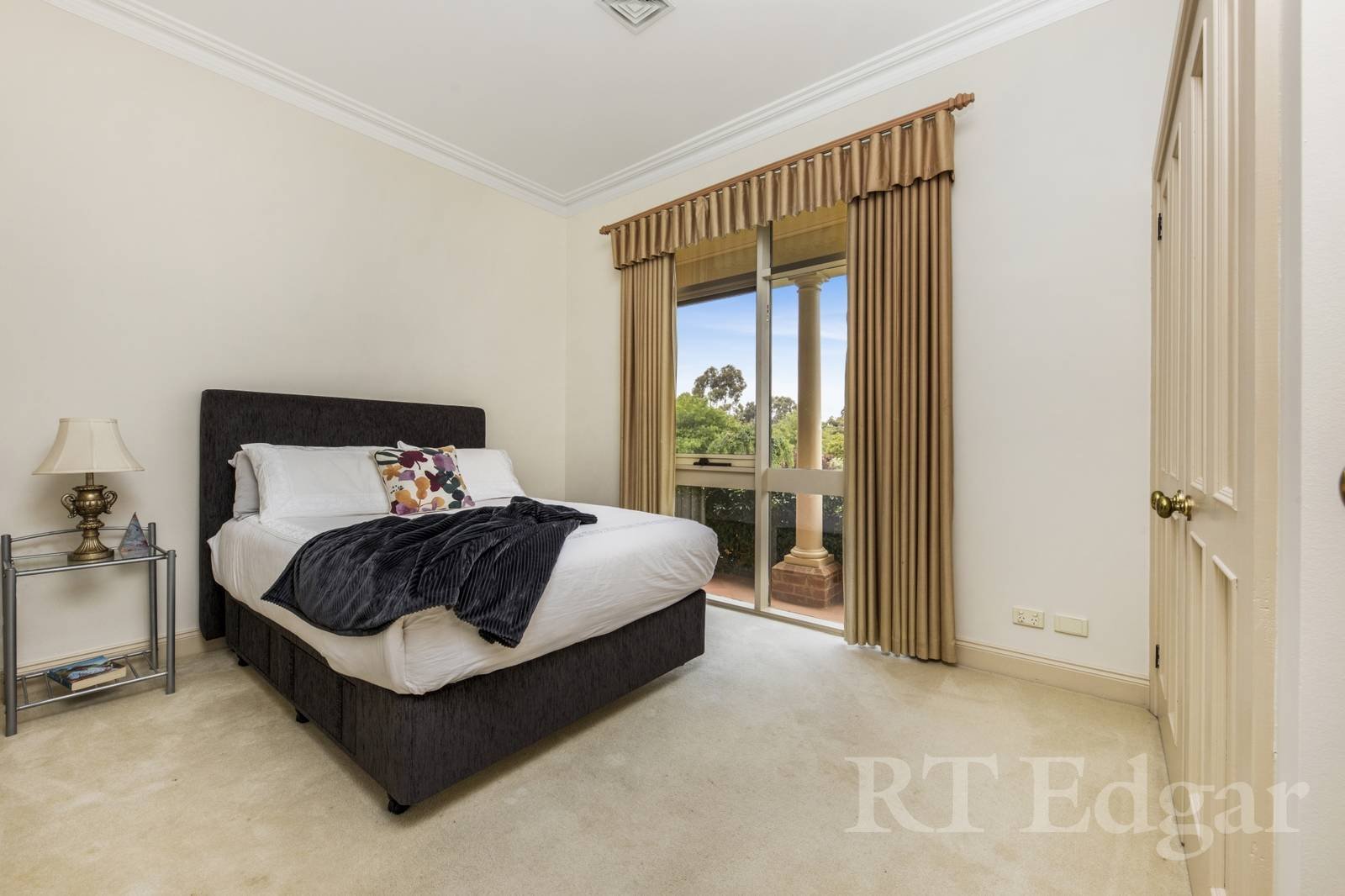 Property Gallery Thumbnail 9
