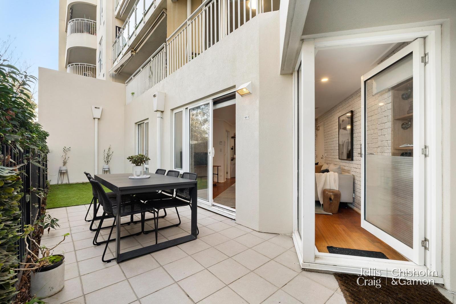 5/4 Seisman Place, Port Melbourne image 1