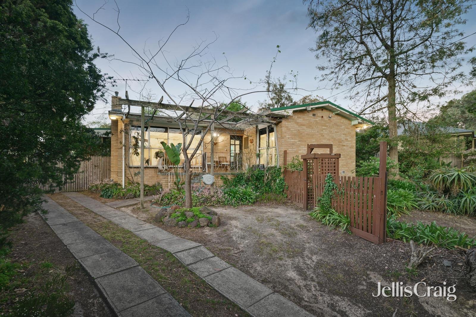 55 Fernside Avenue, Briar Hill image 2