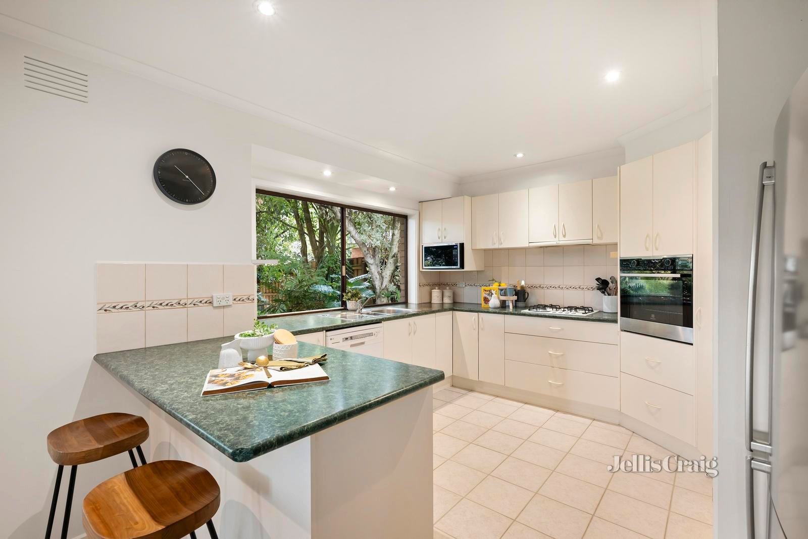 56 Bimbadeen Drive, Mooroolbark image 9