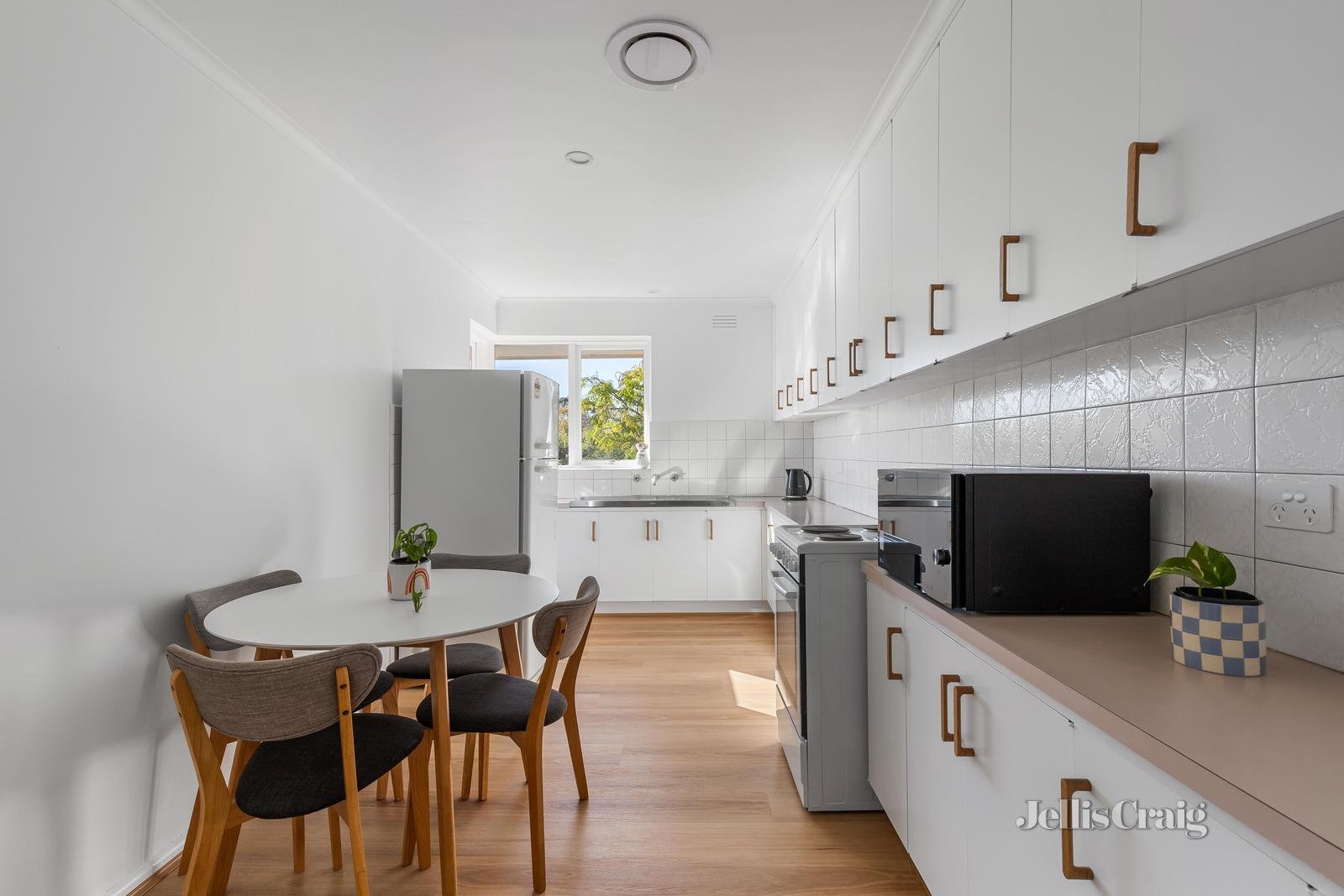 5/6 Leopold Crescent, Mont Albert image 4