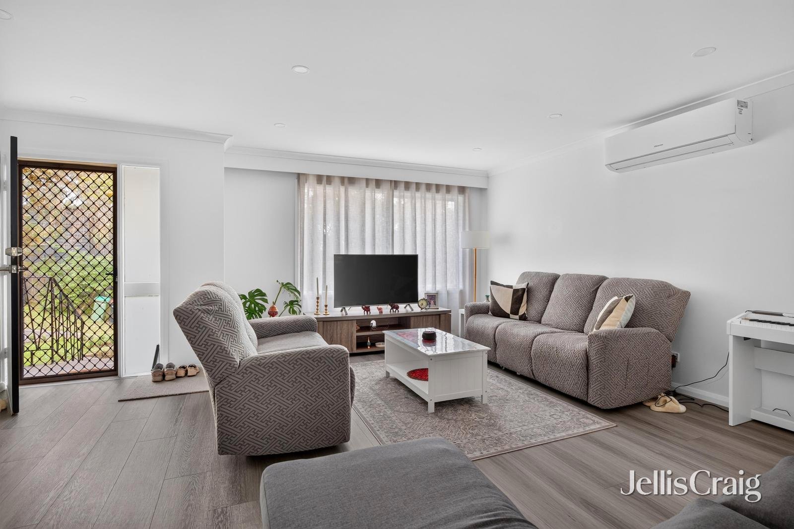 5/61 Nell Street, Greensborough image 2