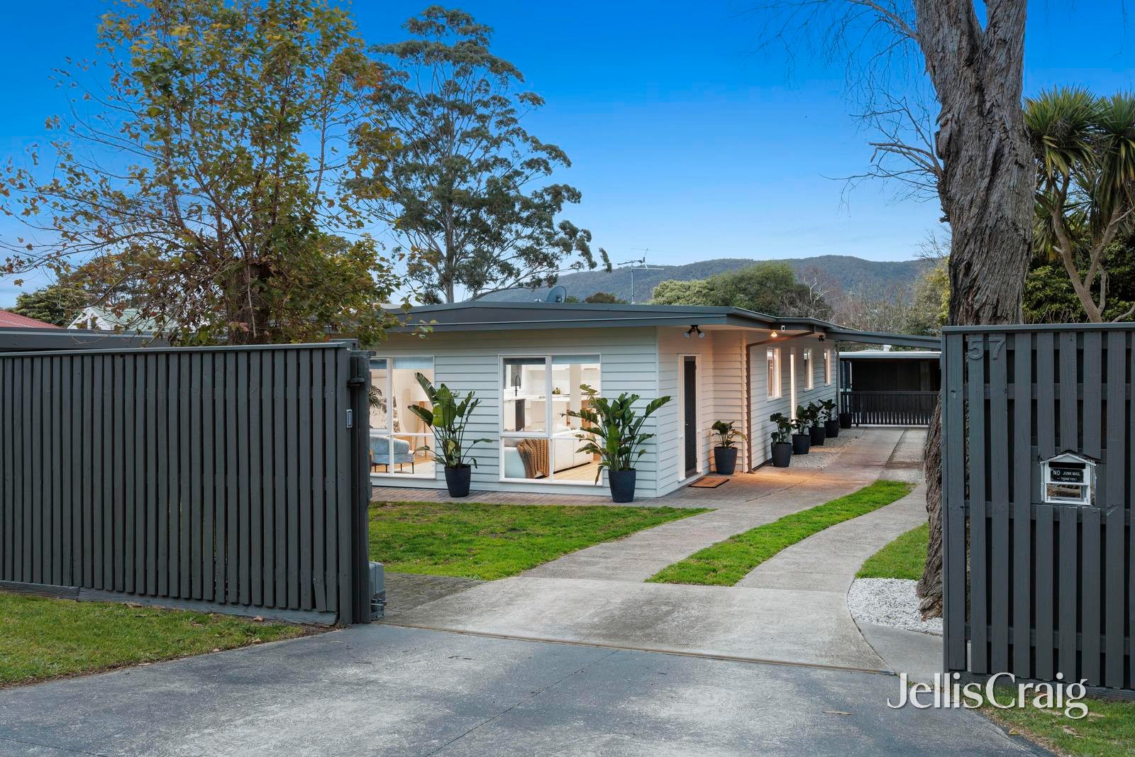 57 Leon Avenue, Rosebud image 1