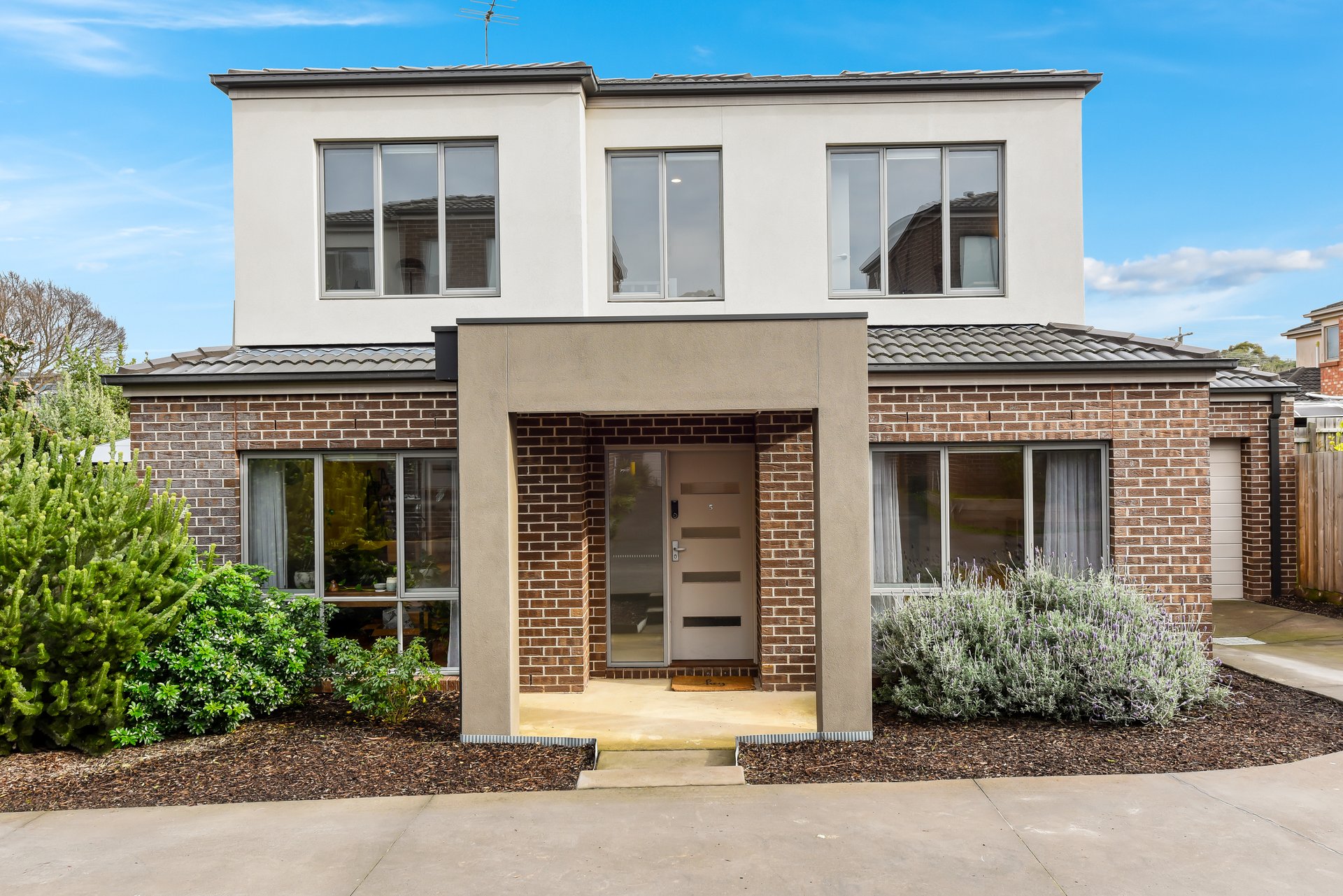 5/7 Salisbury Court, Glen Waverley image 1