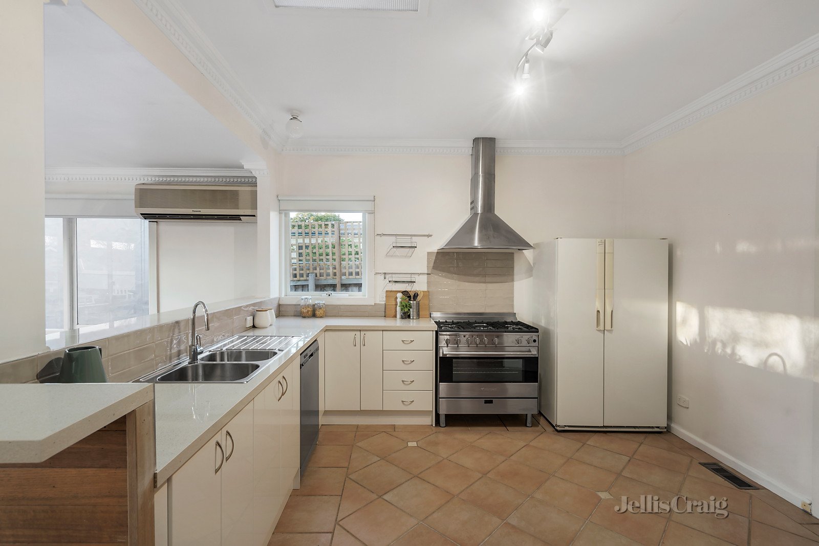 57 Tucker Road, Bentleigh image 5