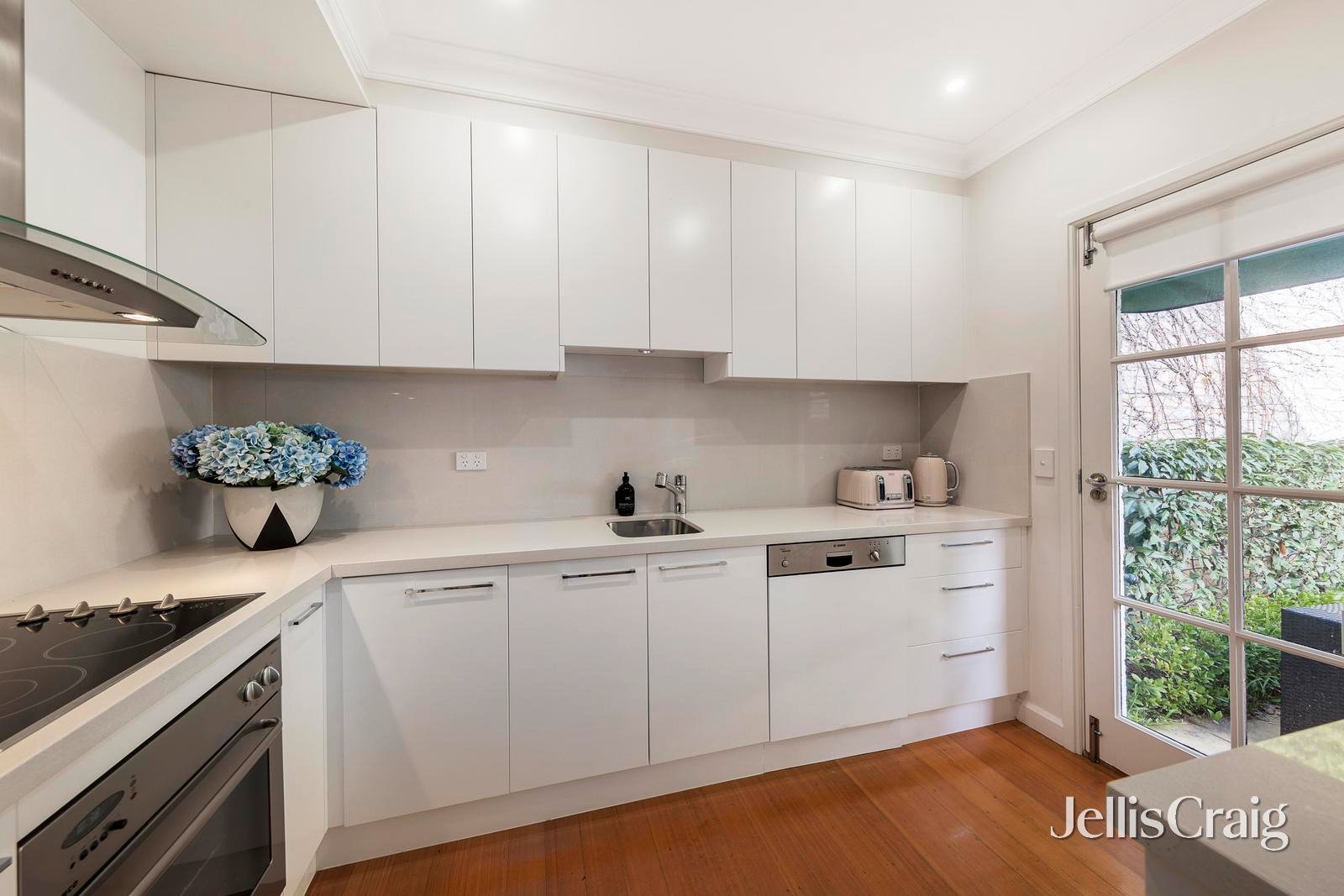 5/8 Devorgilla Avenue, Toorak image 3