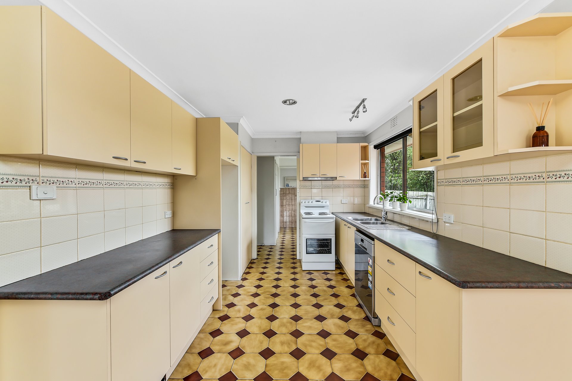 596 Springvale Road, Wheelers Hill image 2