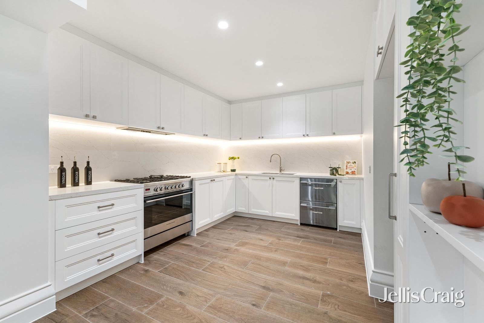 5A Miller Crescent, Mount Waverley image 6