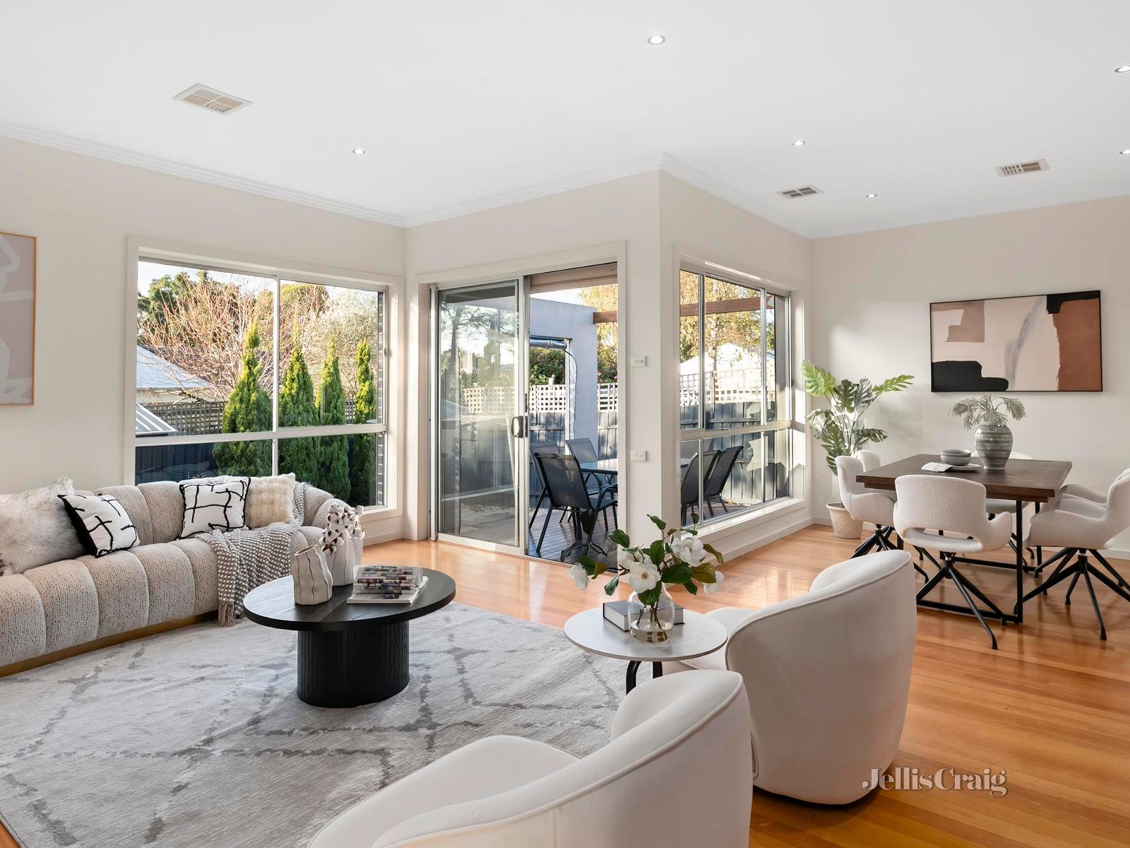 5A Pine Way, Doncaster East image 3
