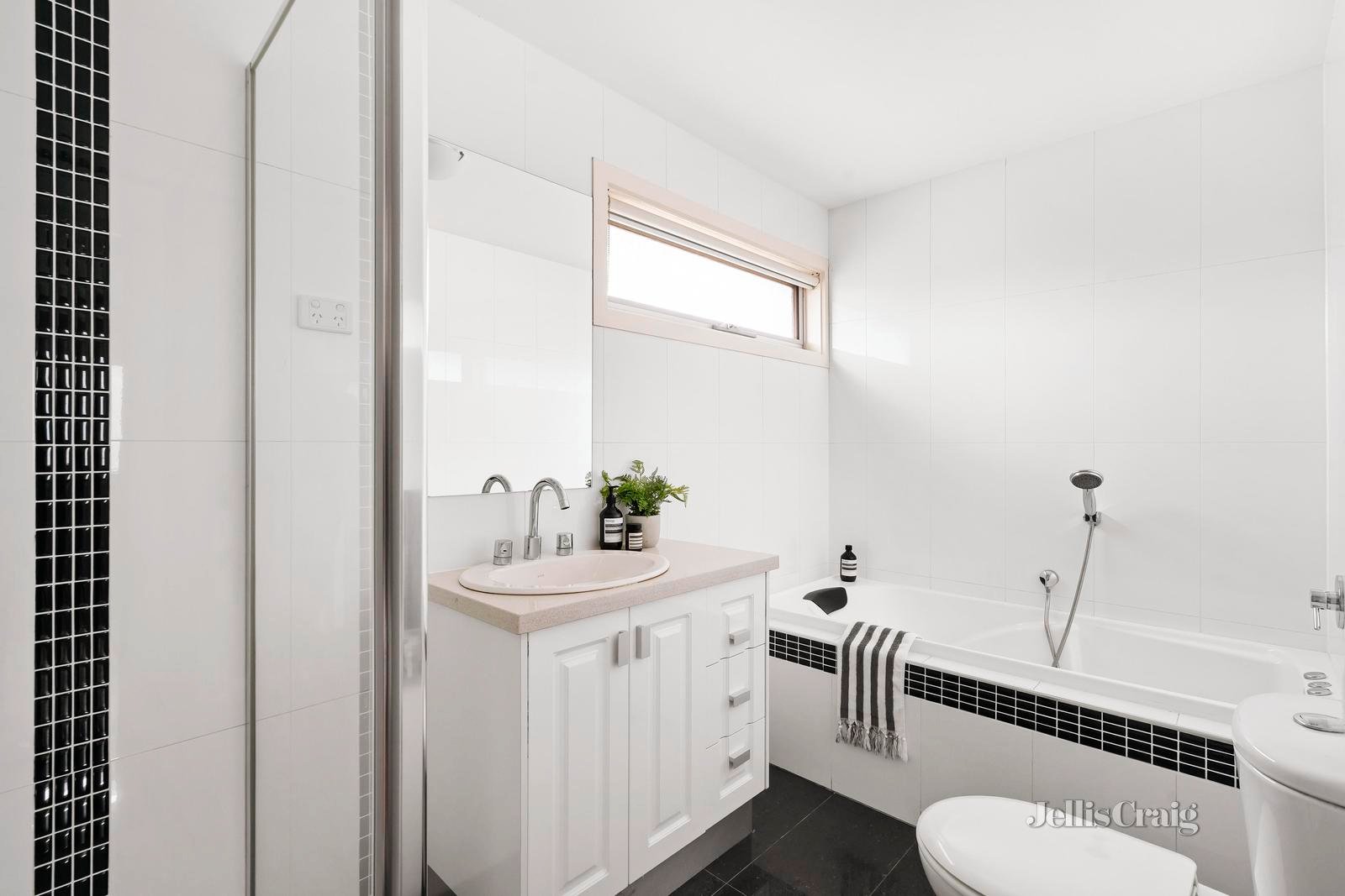 6 Angus Avenue, Altona North image 8