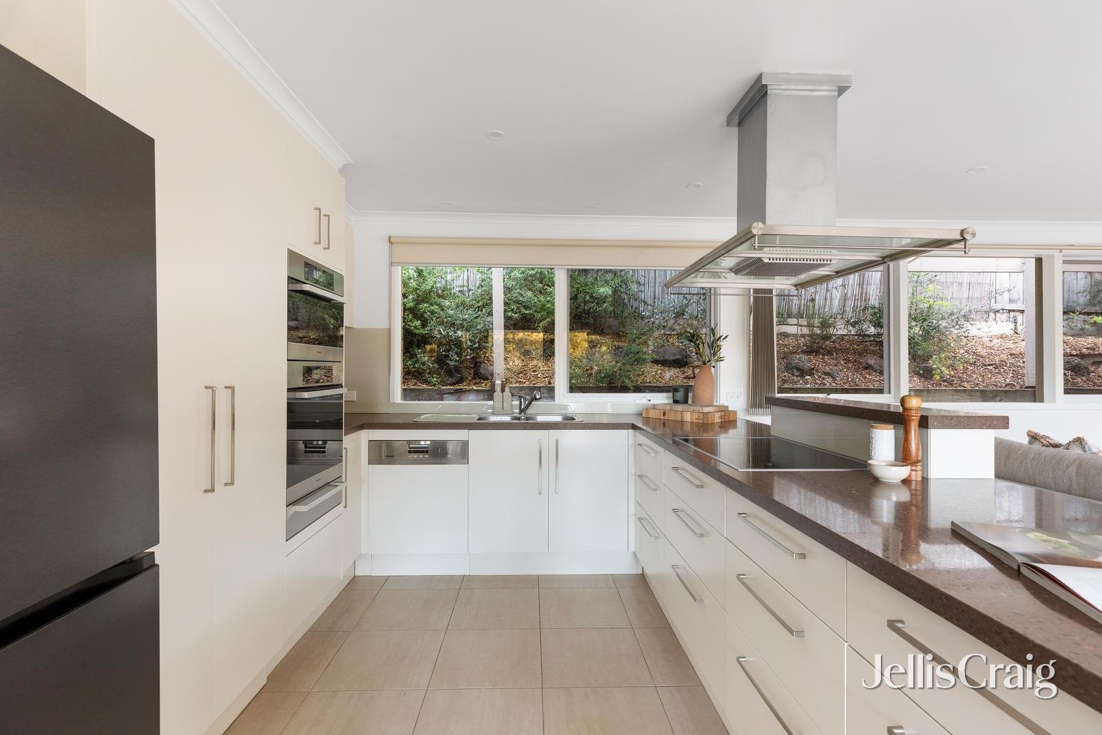 6 Avarn Court, Eltham image 9