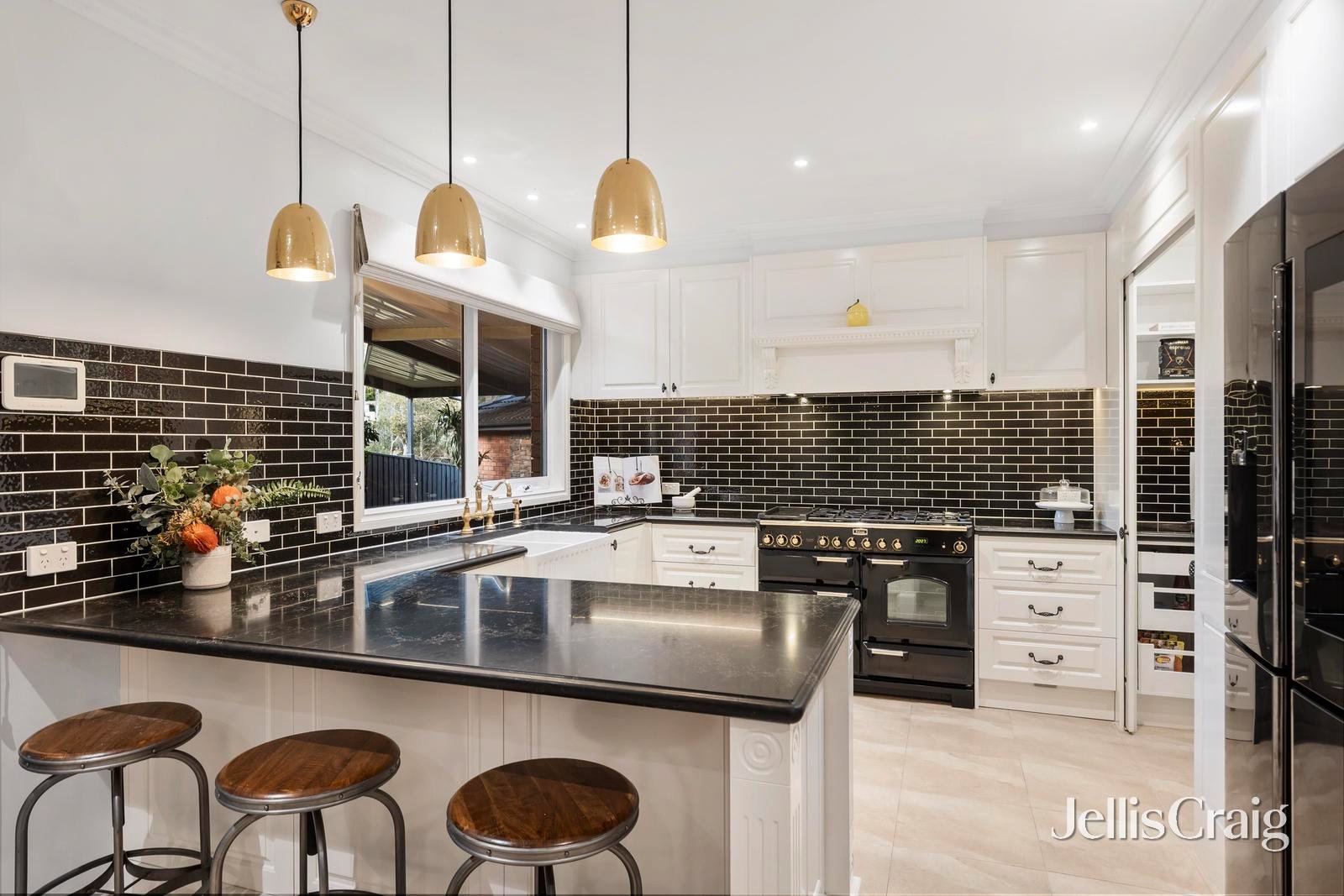 6 Bayles Court, Donvale image 3