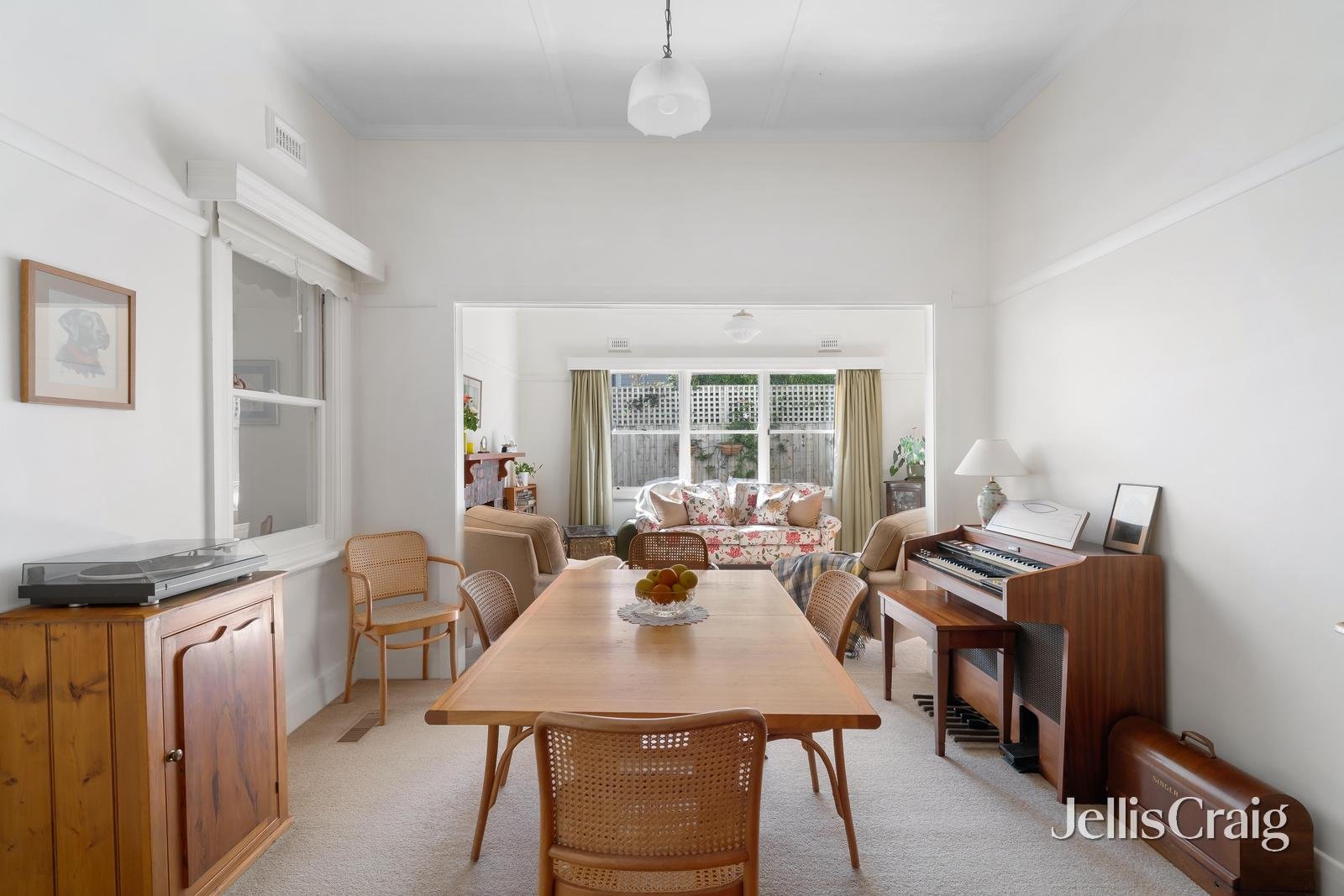 6 Carlyle Crescent, Mont Albert image 3