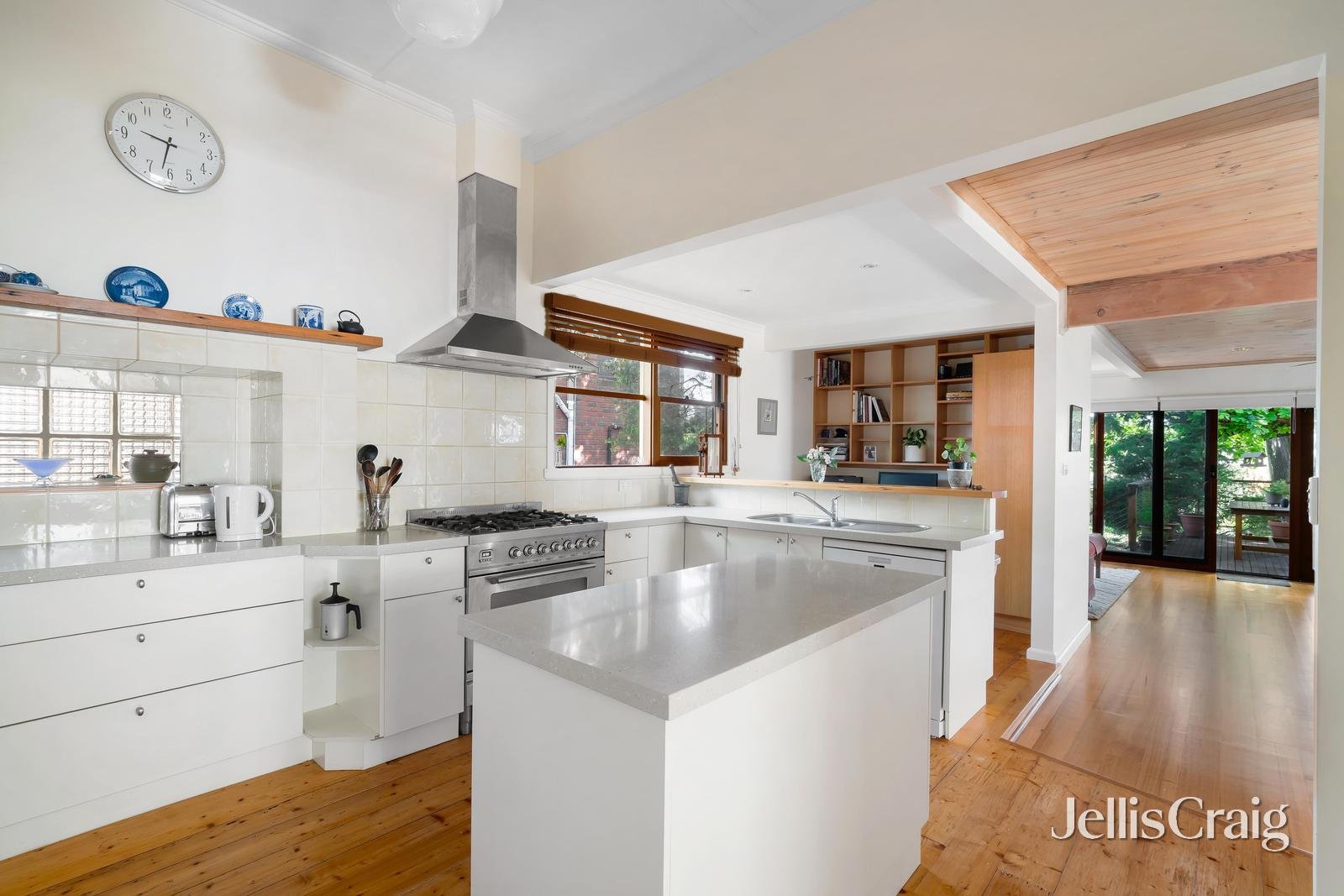 6 Carlyle Crescent, Mont Albert image 4