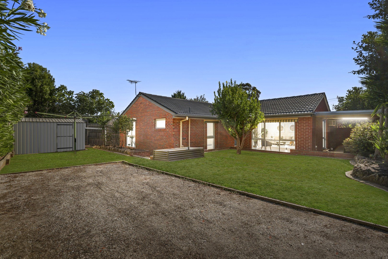 6 Cootamundra Drive, Wheelers Hill image 10