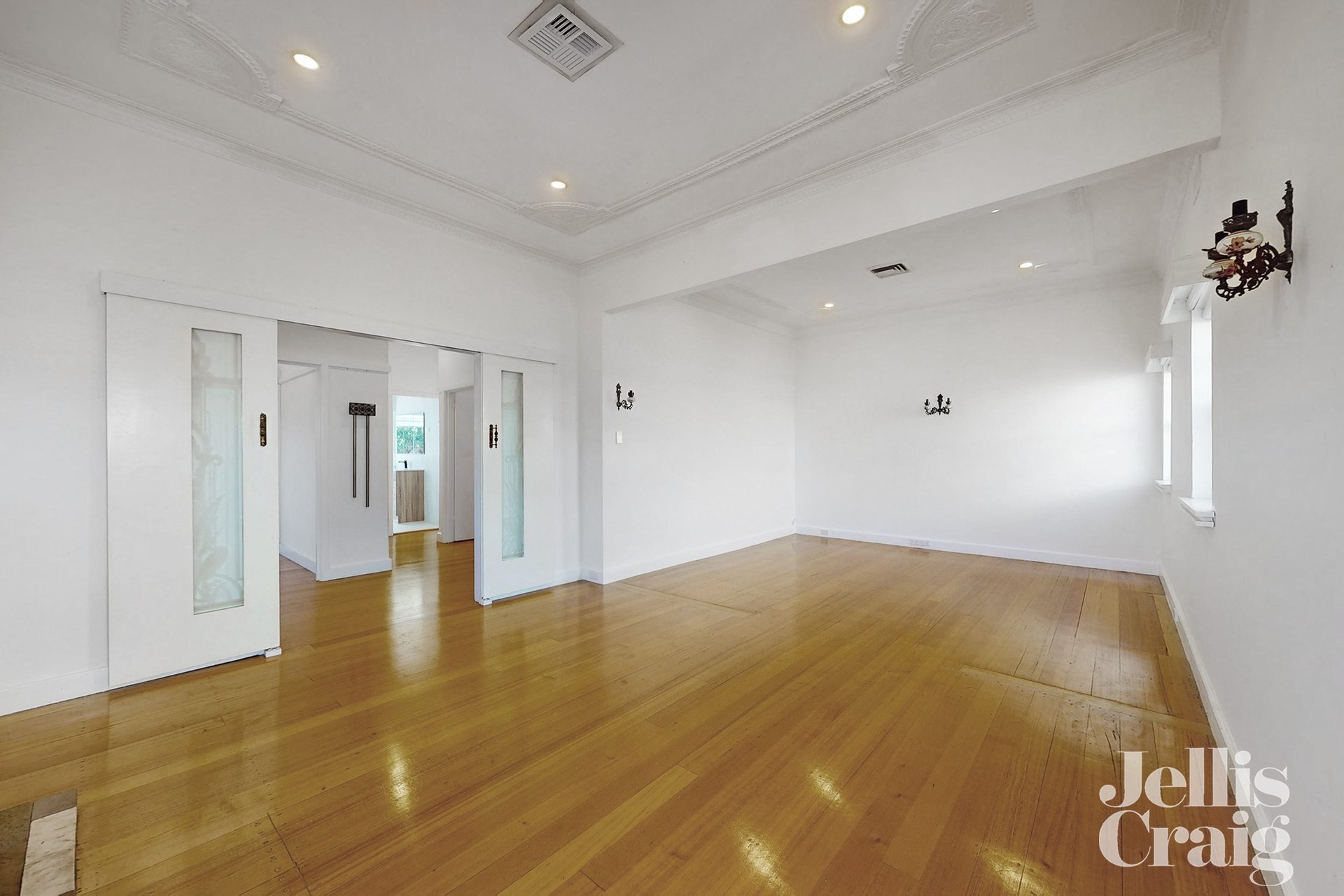 6 Creswick Grove, Mckinnon image 3