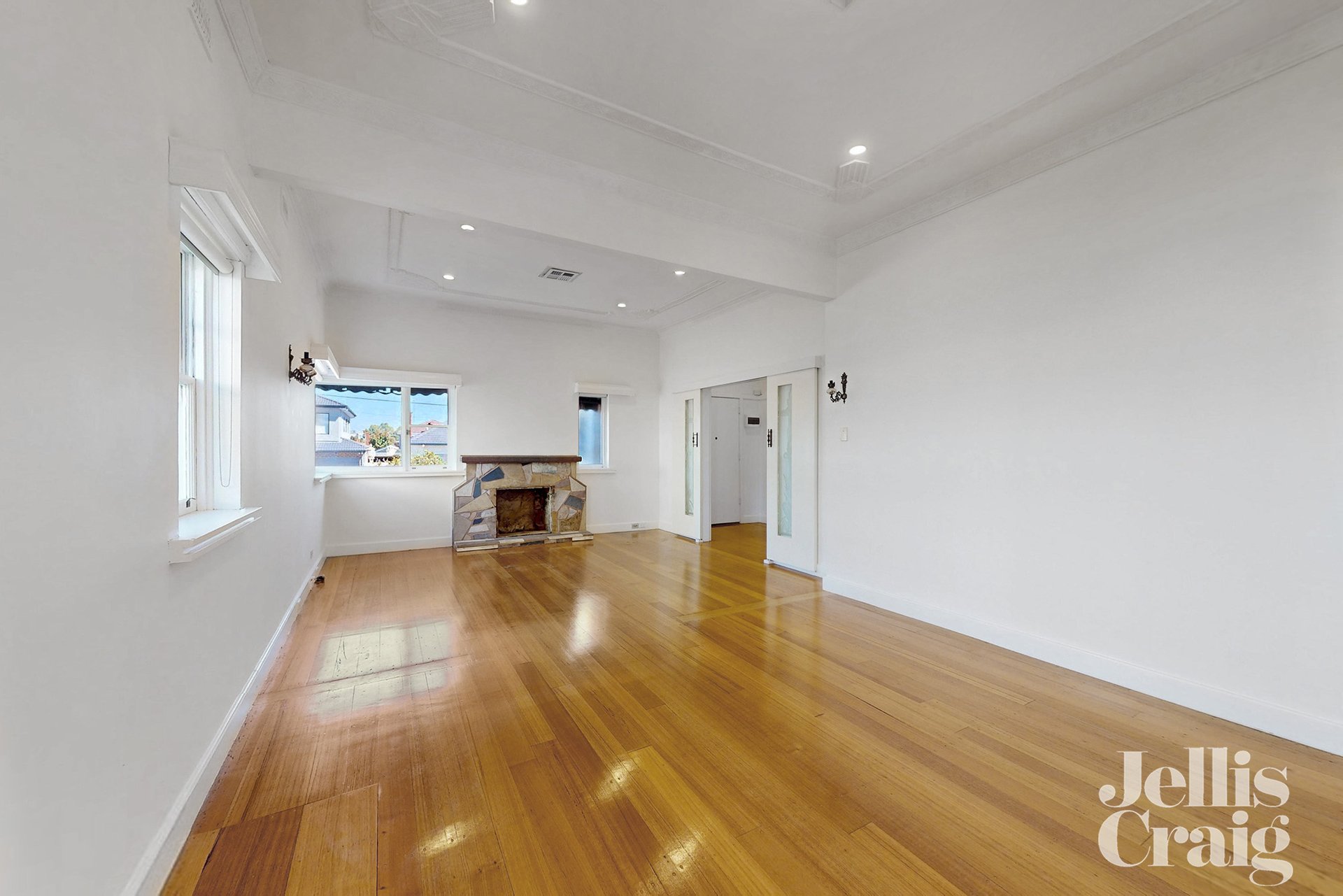 6 Creswick Grove, Mckinnon image 6