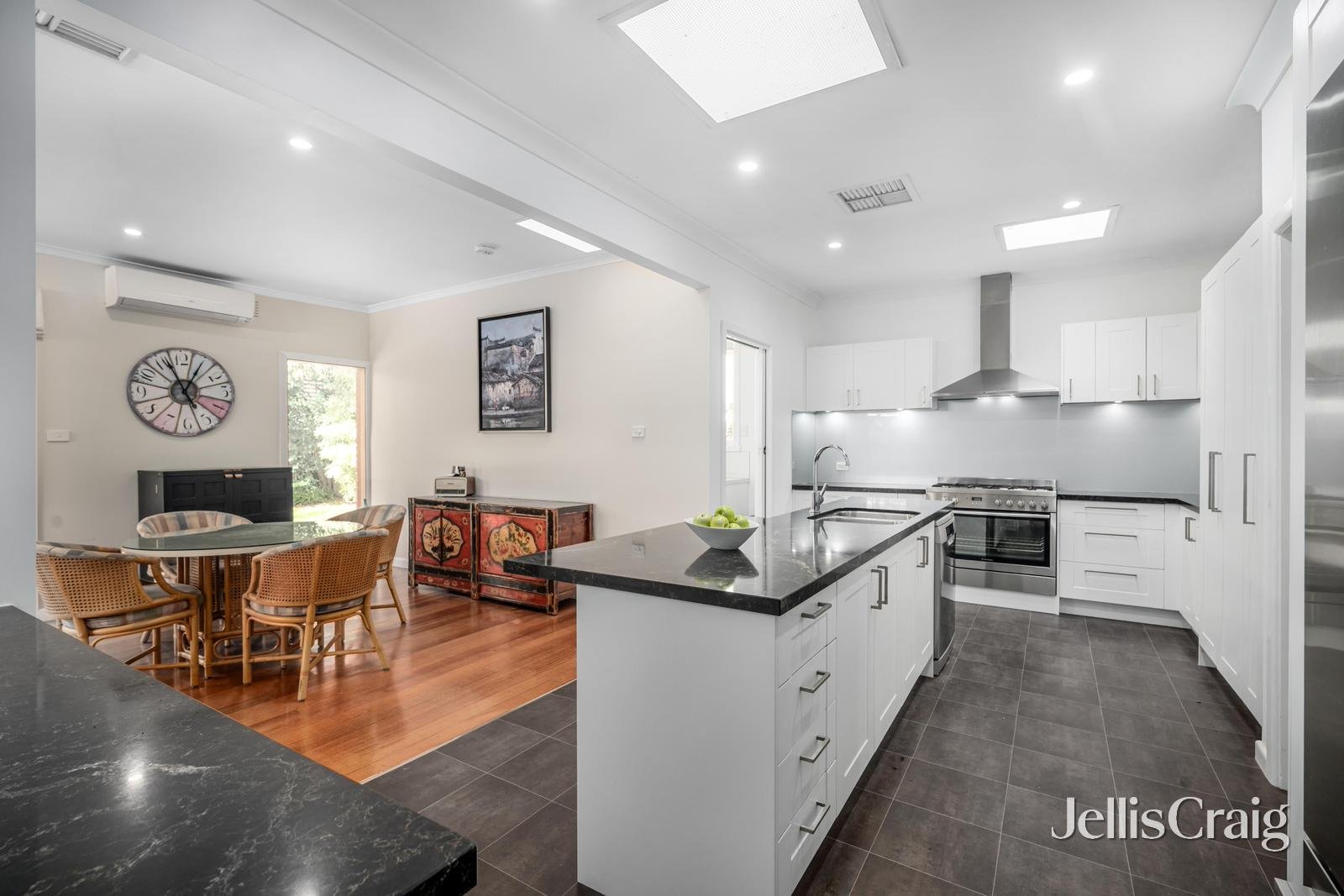 6 Crown Street, Glen Waverley image 4