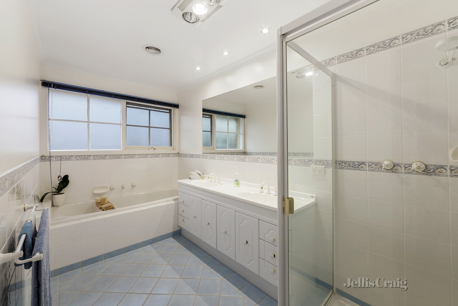 6 Darvell Close, Wheelers Hill image 4