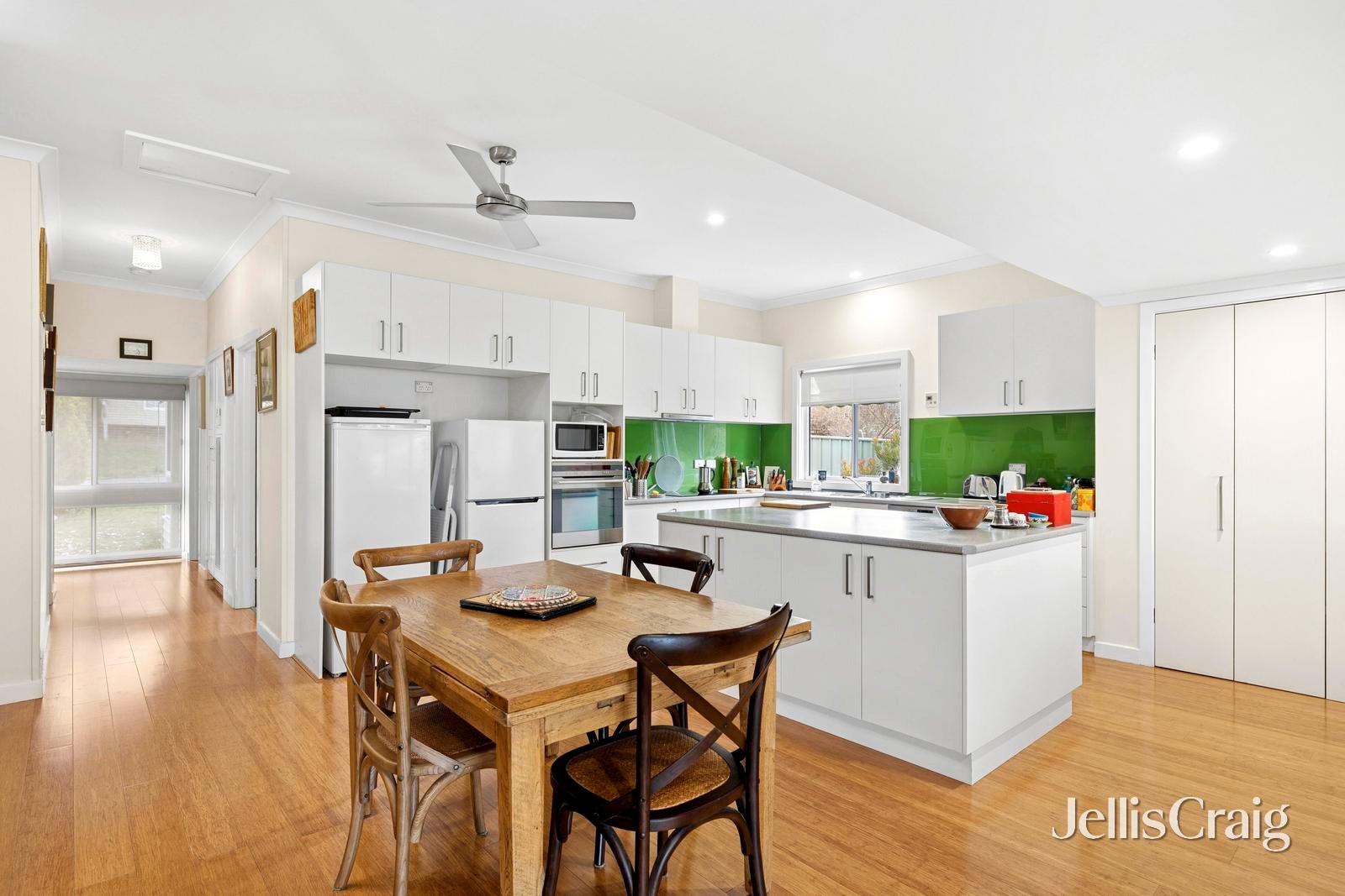 6 Douglas Crescent, Castlemaine image 2