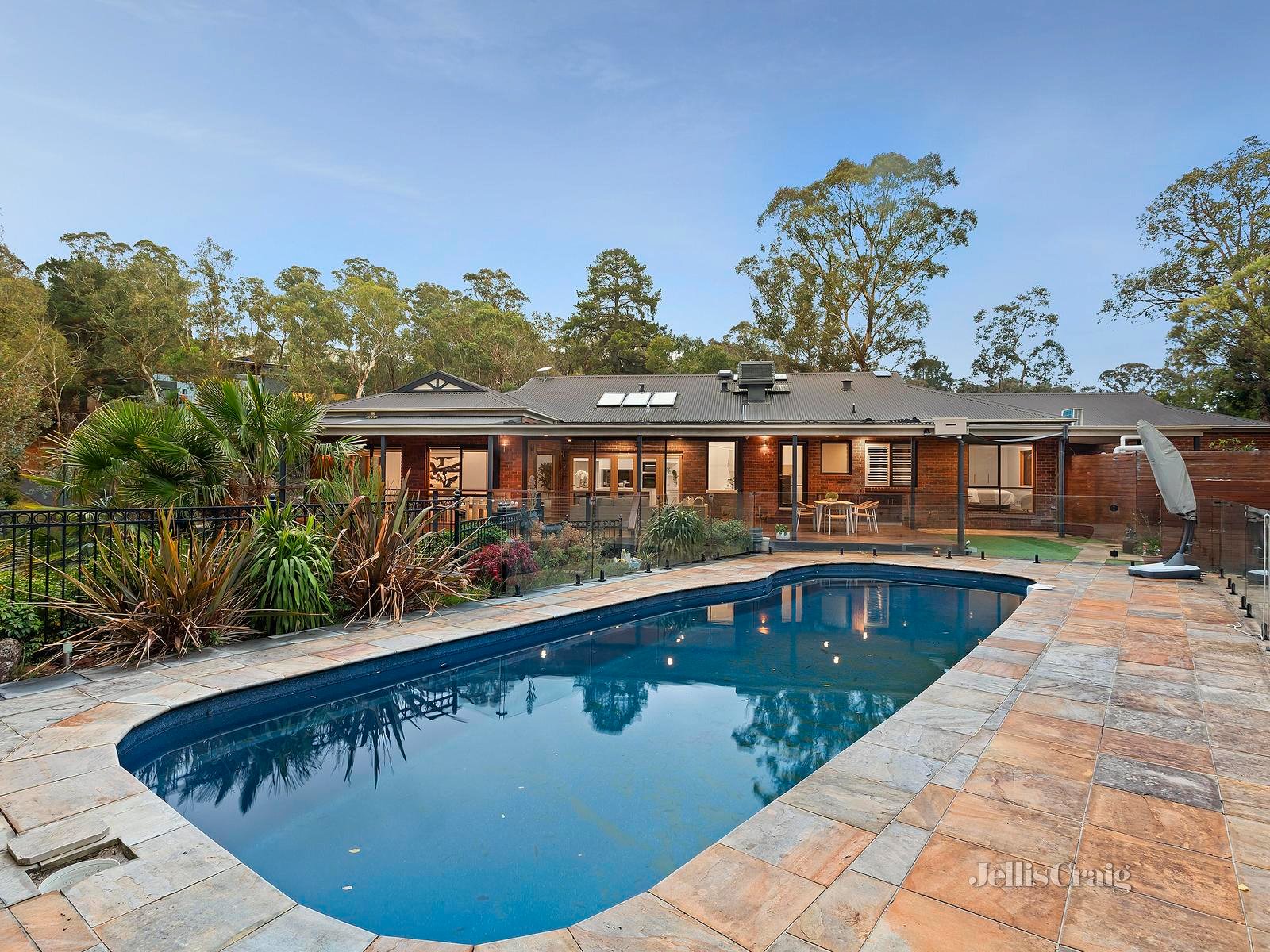 6 Drummond Close, Donvale image 2