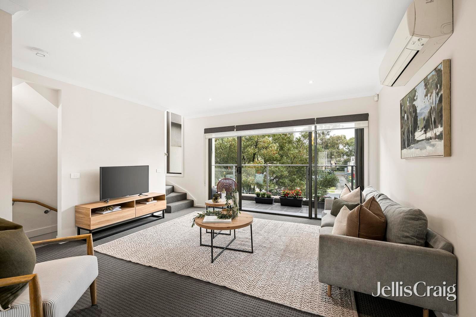 6 English Close, Mooroolbark image 2