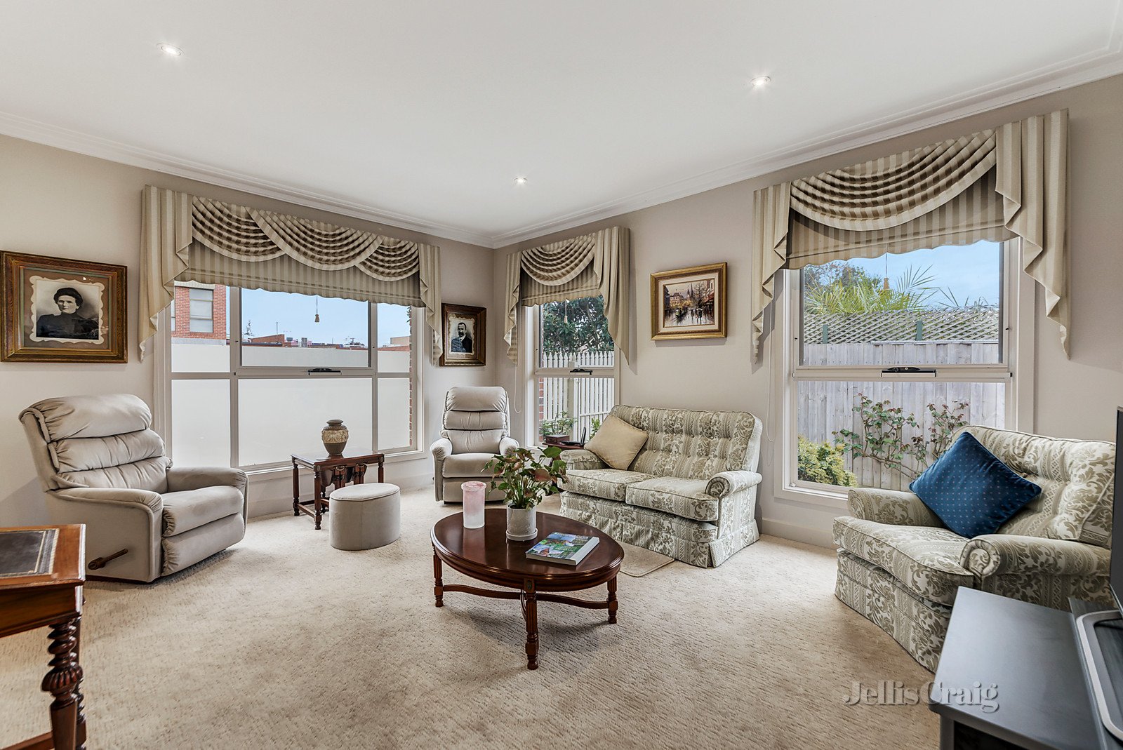 6 Gallery Place, Mount Waverley image 2