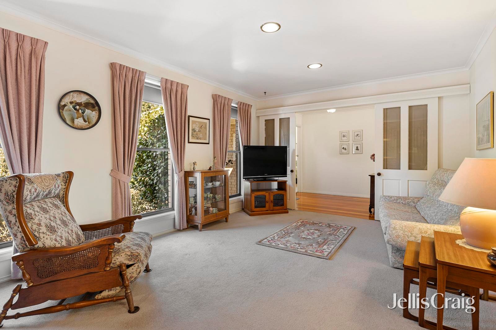 6 Gum Tree Close, Croydon image 2